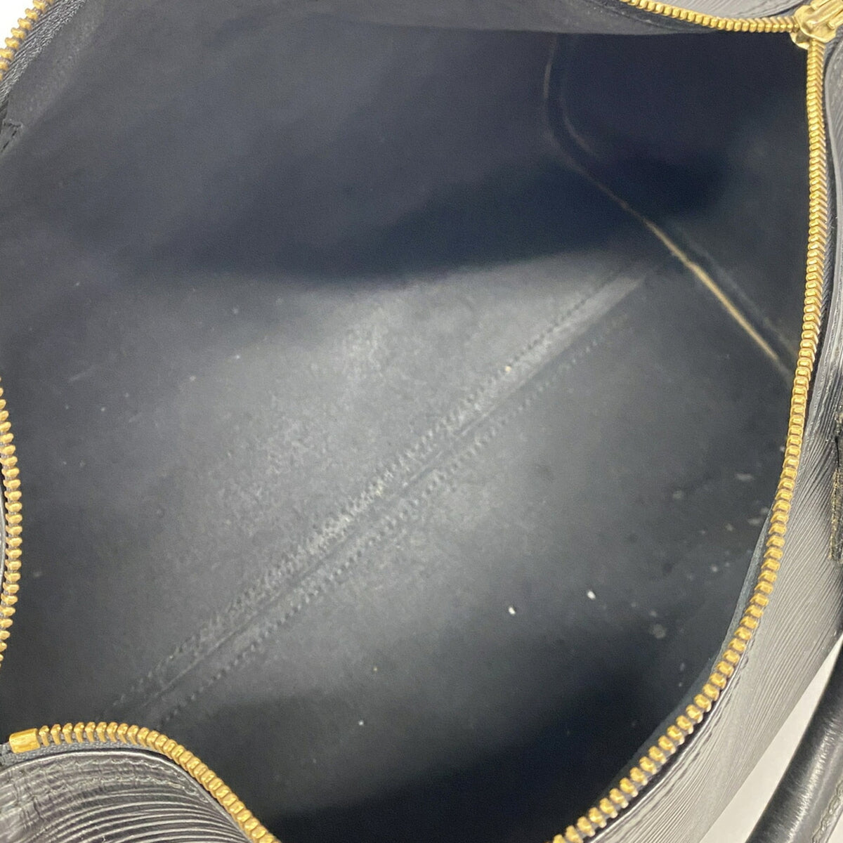 Louis Vuitton Noir Handbag (Pre-Owned)