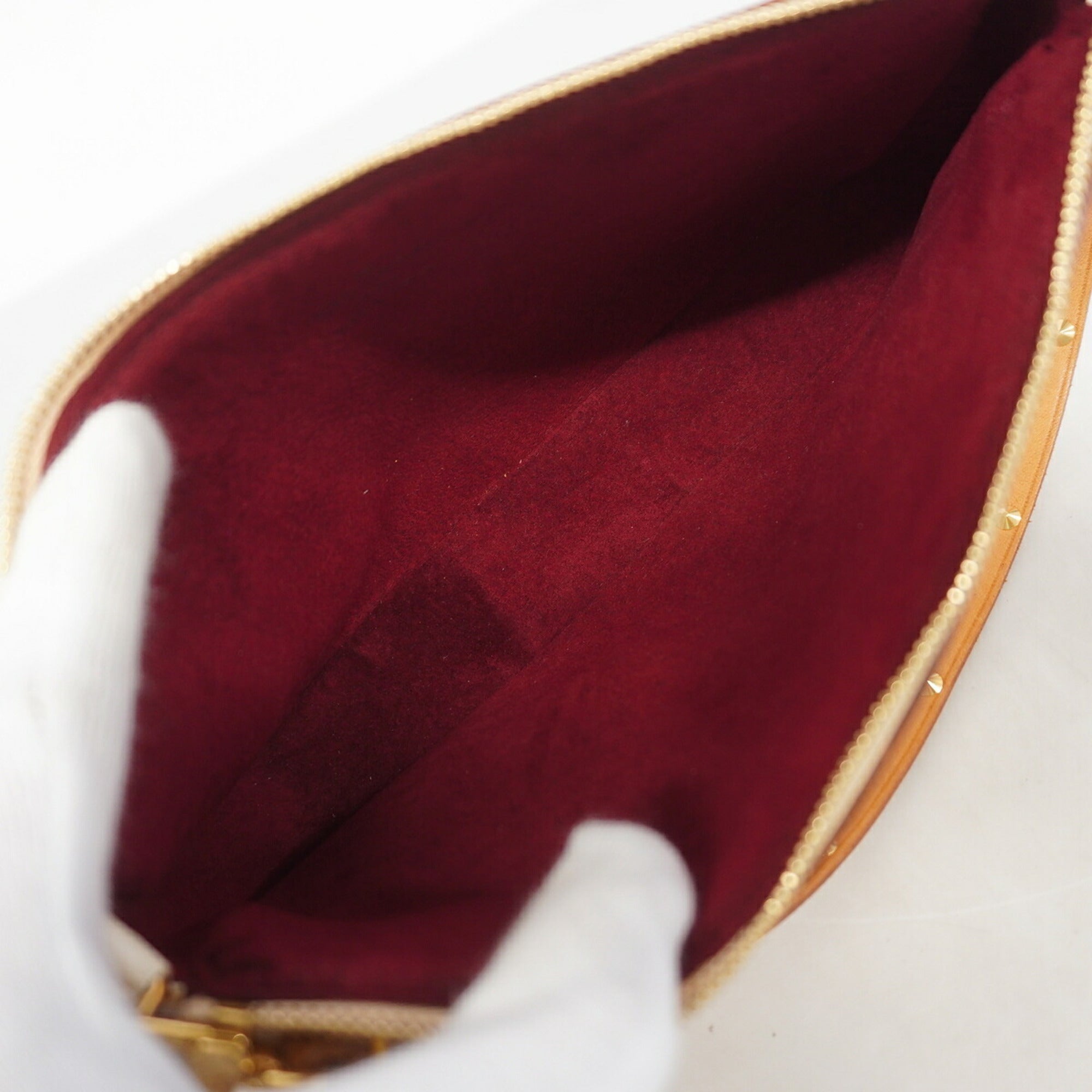Louis Vuitton Blanc Pouch (Pre-Owned)