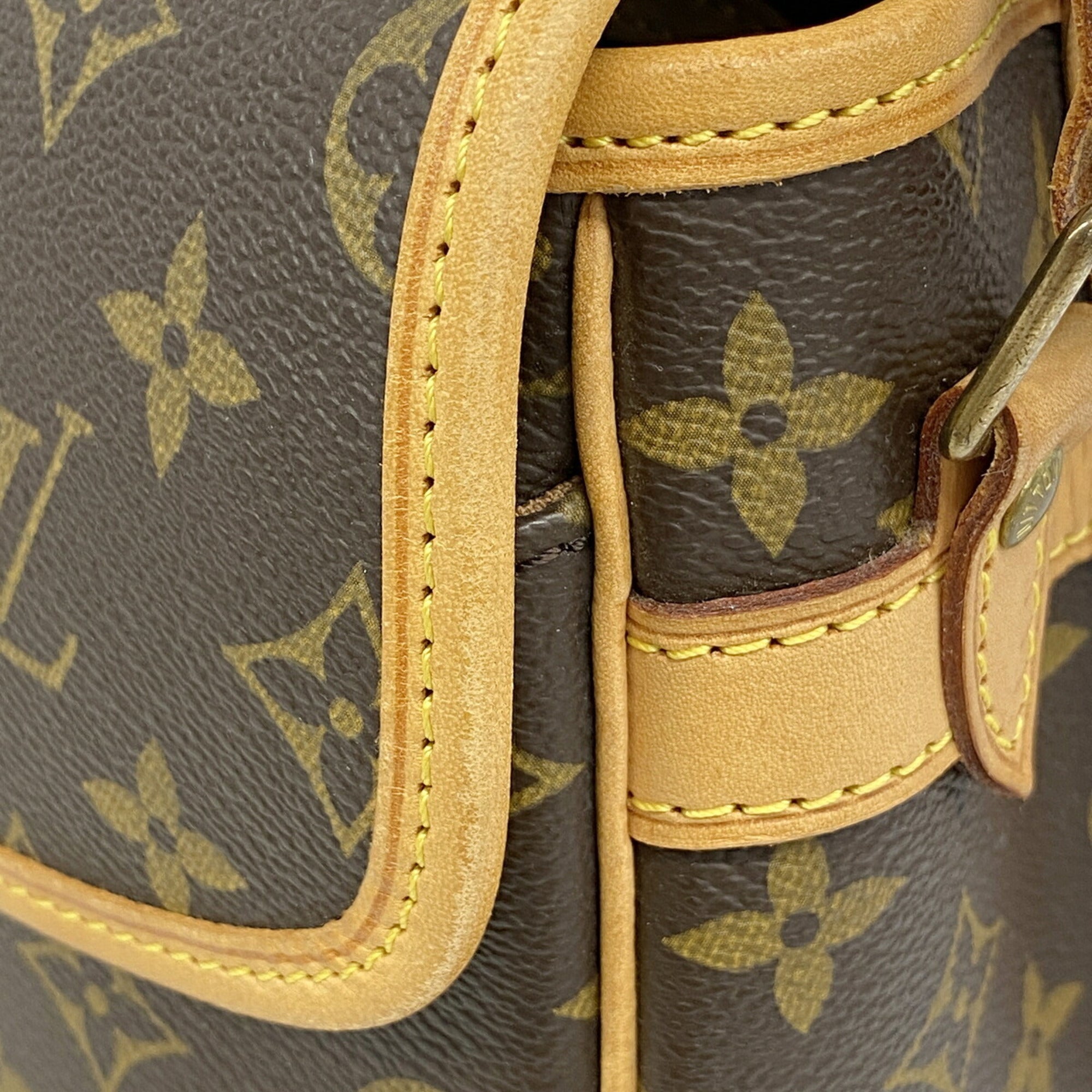 Louis Vuitton Brown Shoulder Bag (Pre-Owned)