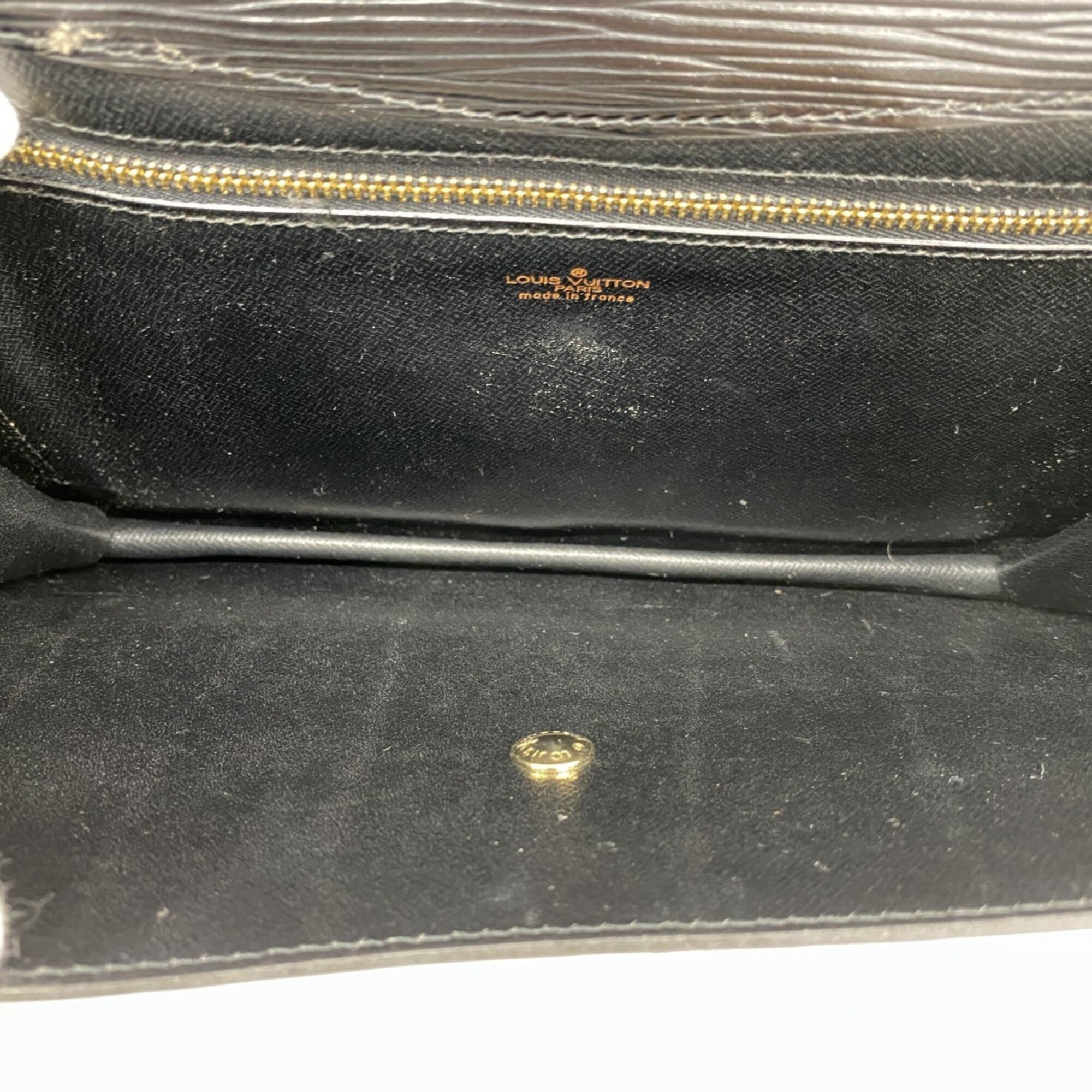 Louis Vuitton Noir Clutch Bag (Pre-Owned)