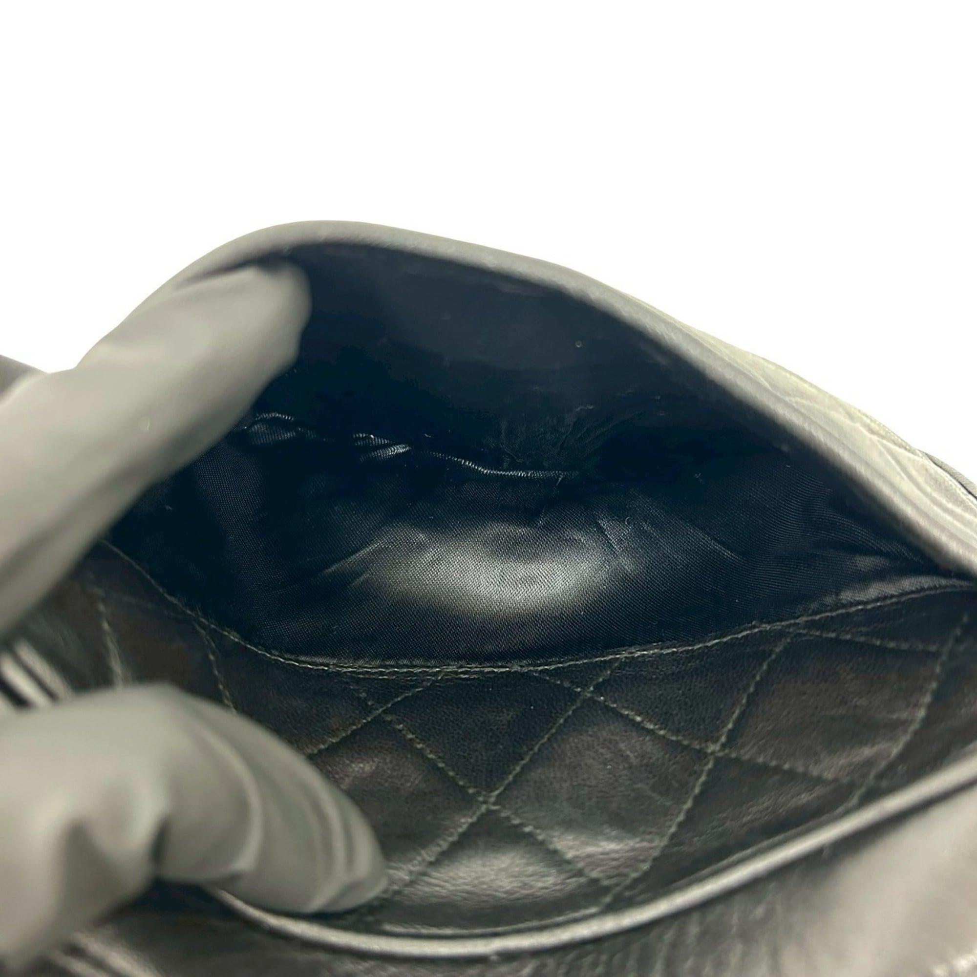 Chanel Black Leather Shoulder Bag (Pre-Owned)