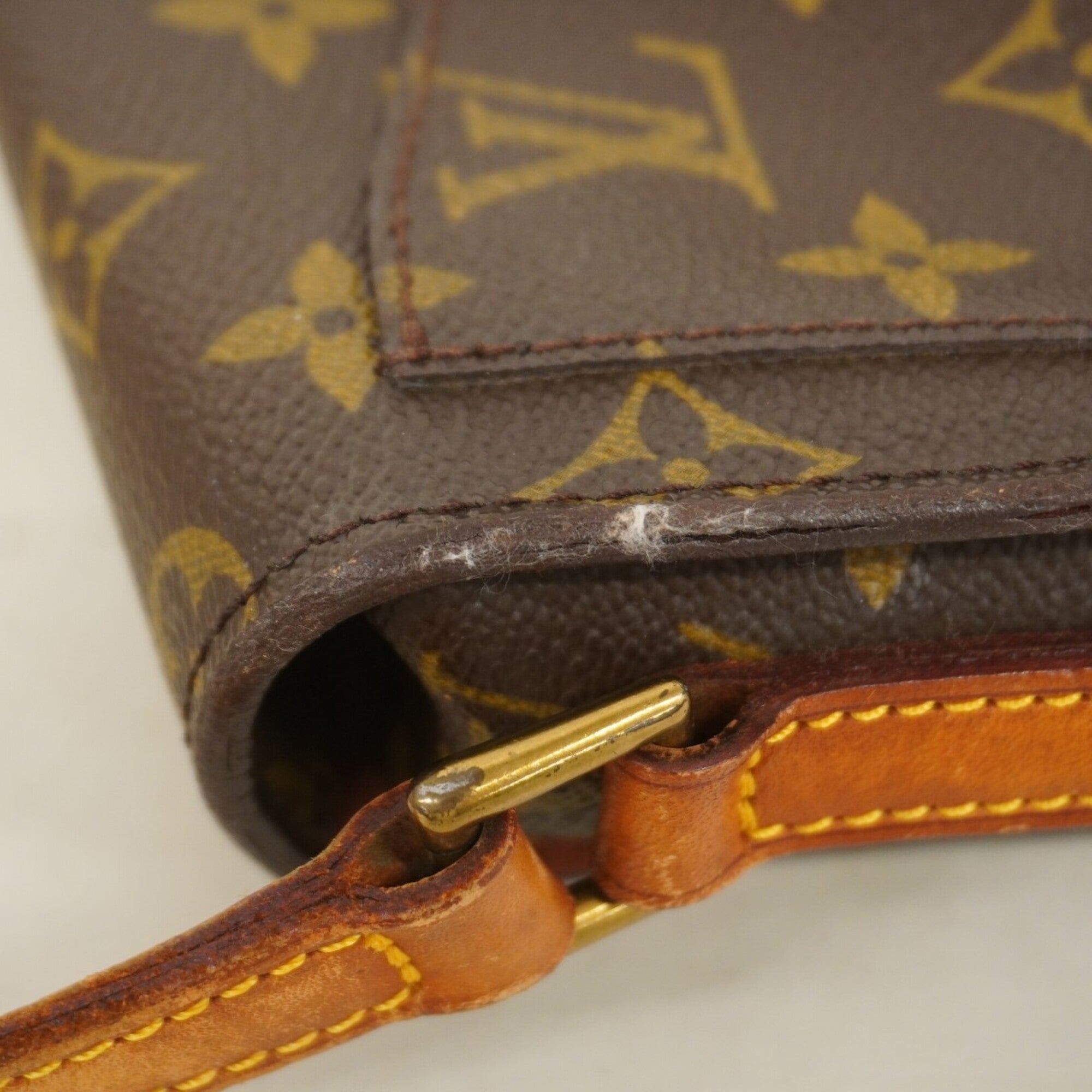 Louis Vuitton Brown Shoulder Bag (Pre-Owned)