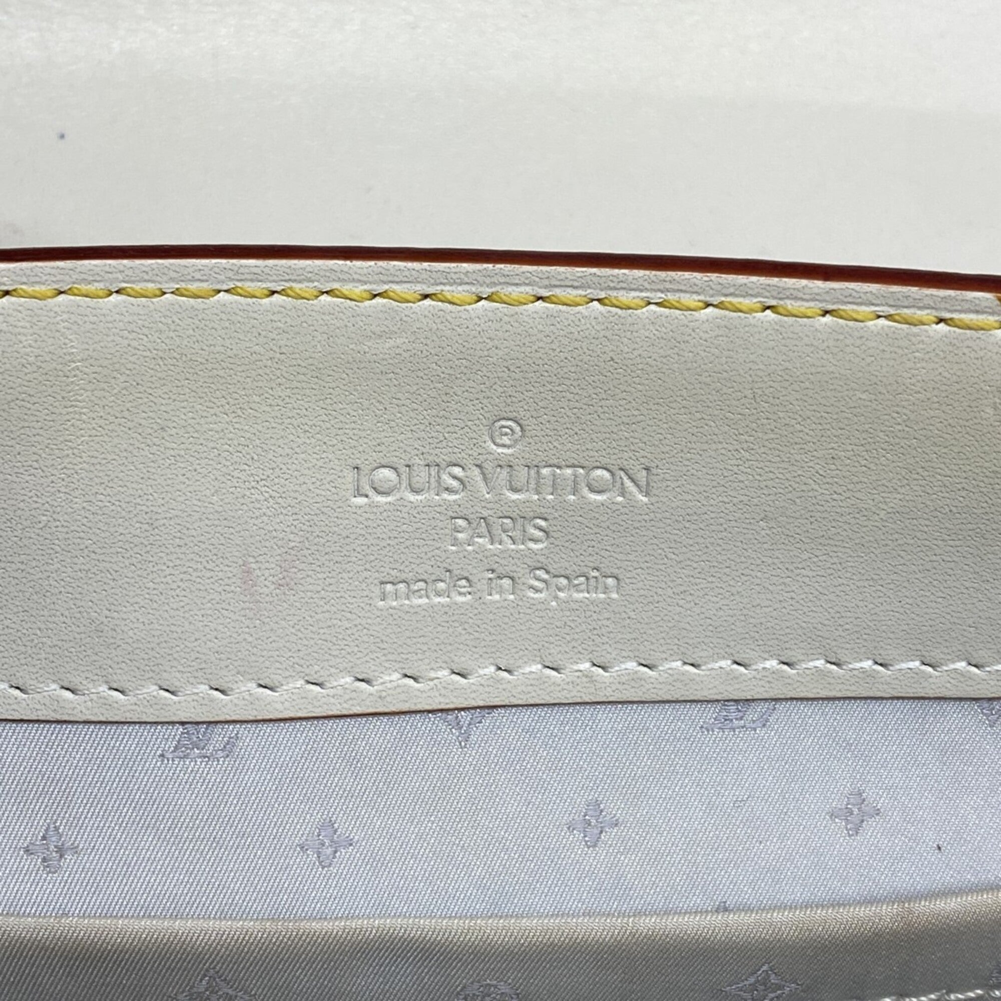 Louis Vuitton Blanc Shoulder Bag (Pre-Owned)