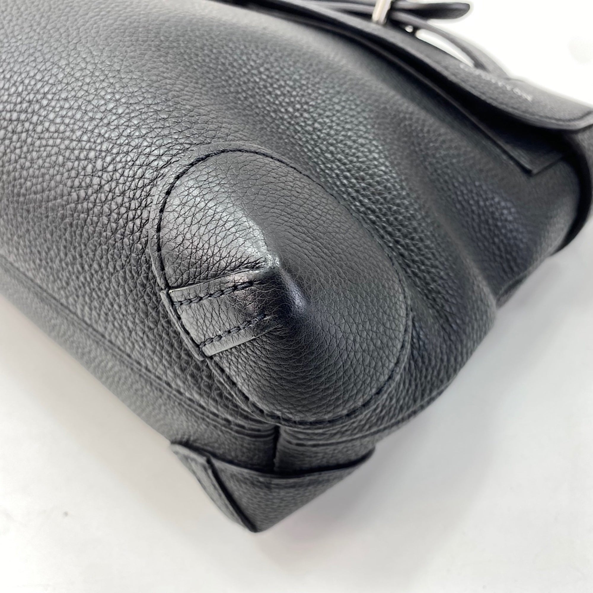 Louis Vuitton Black Shoulder Bag (Pre-Owned)
