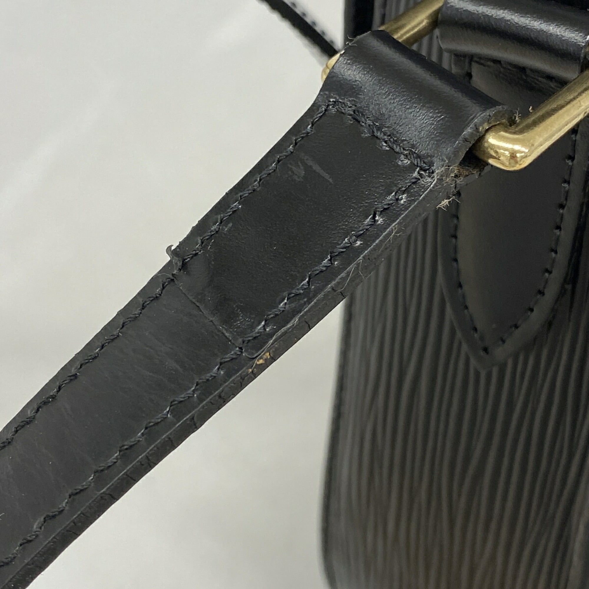 Louis Vuitton Noir Shoulder Bag (Pre-Owned)