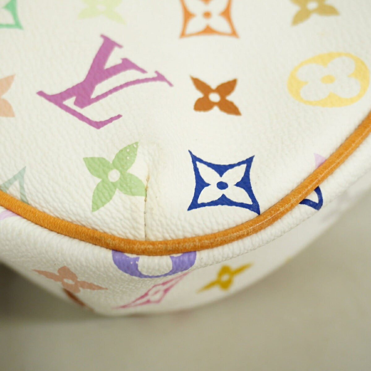 Louis Vuitton Blanc White Shoulder Bag (Pre-Owned)