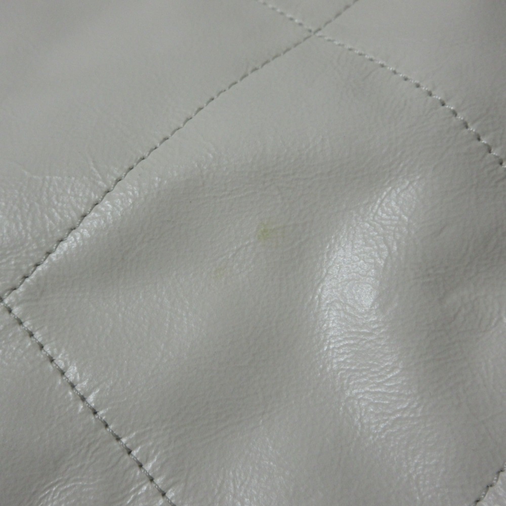 Chanel White Leather Shoulder Bag (Pre-Owned)