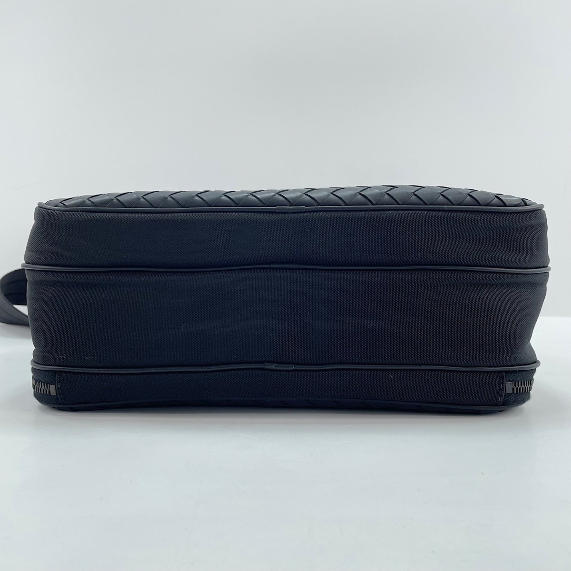 Bottega Veneta Black Intrecciato Shoulder Bag (Pre-Owned)