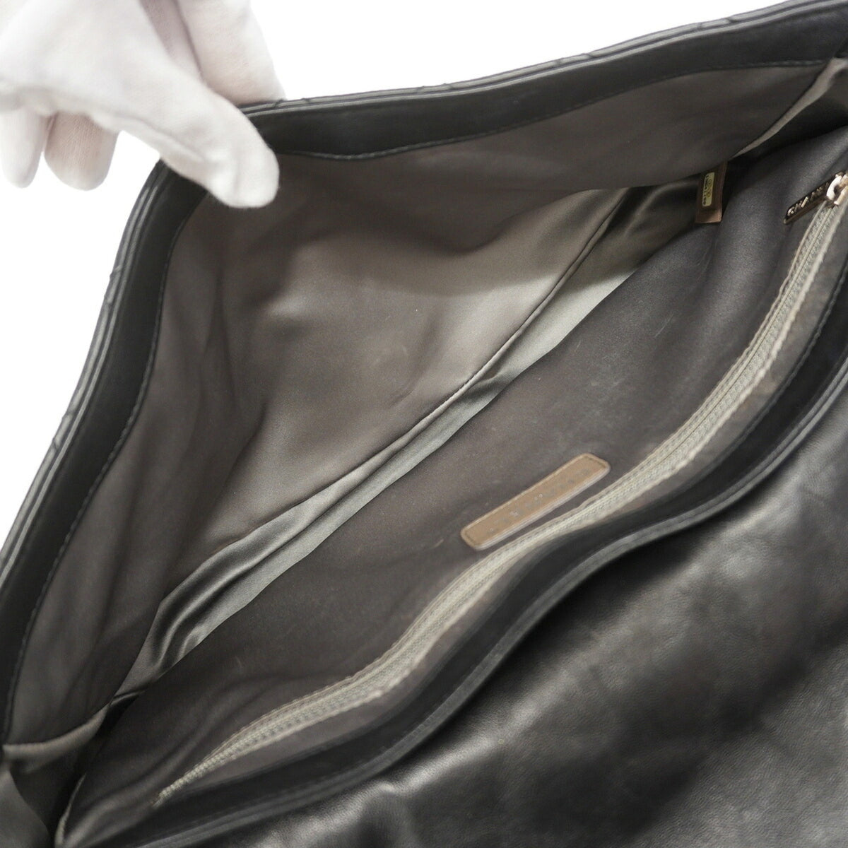 Chanel Black Leather Shoulder Bag (Pre-Owned)