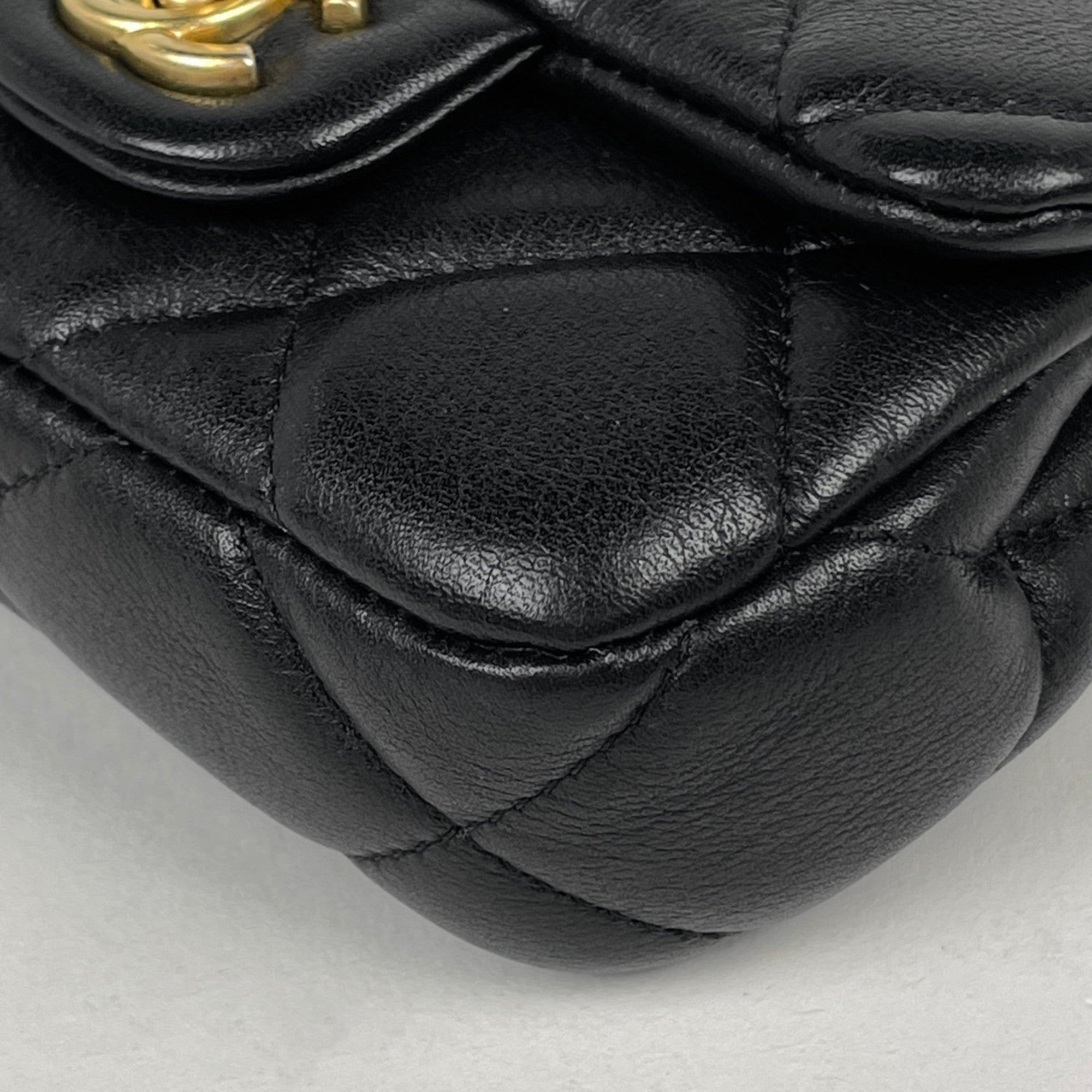 Chanel Black Leather Shoulder Bag (Pre-Owned)