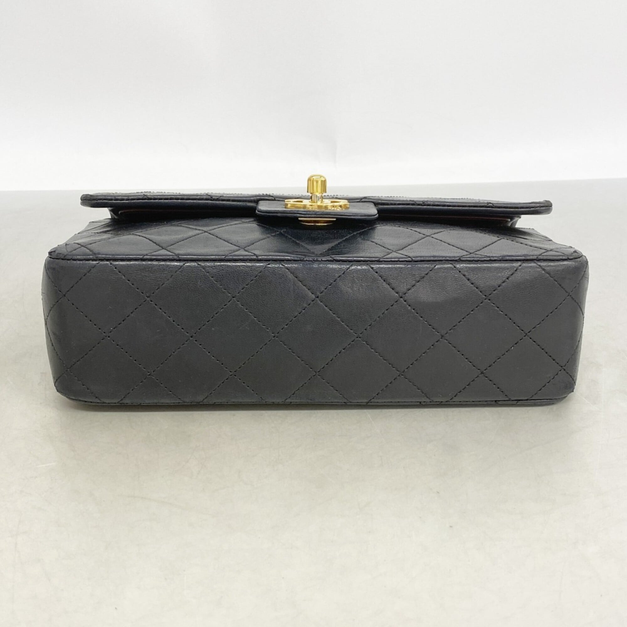 Chanel Black Leather Shoulder Bag (Pre-Owned)