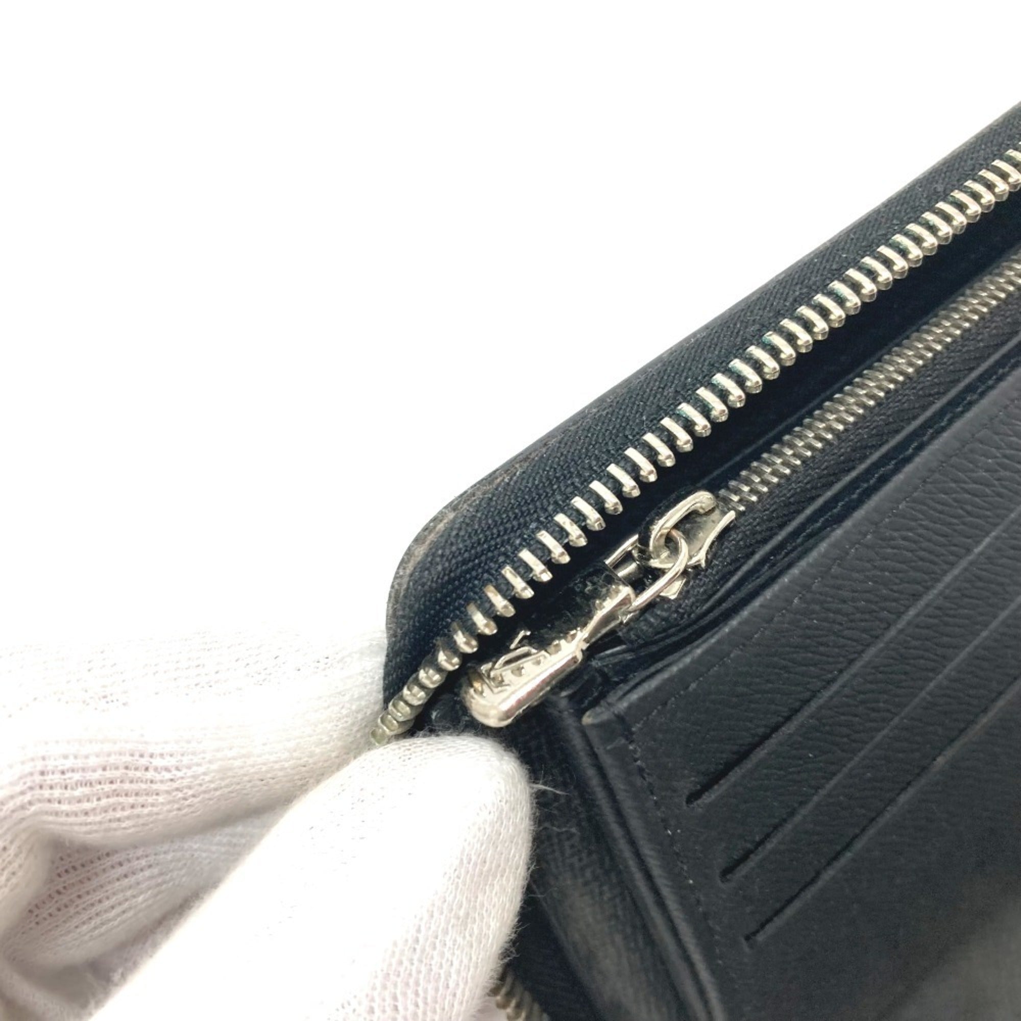 Louis Vuitton Black Noir Taiga Leather Leather Long Wallet (Bi-Fold) (Pre-Owned)
