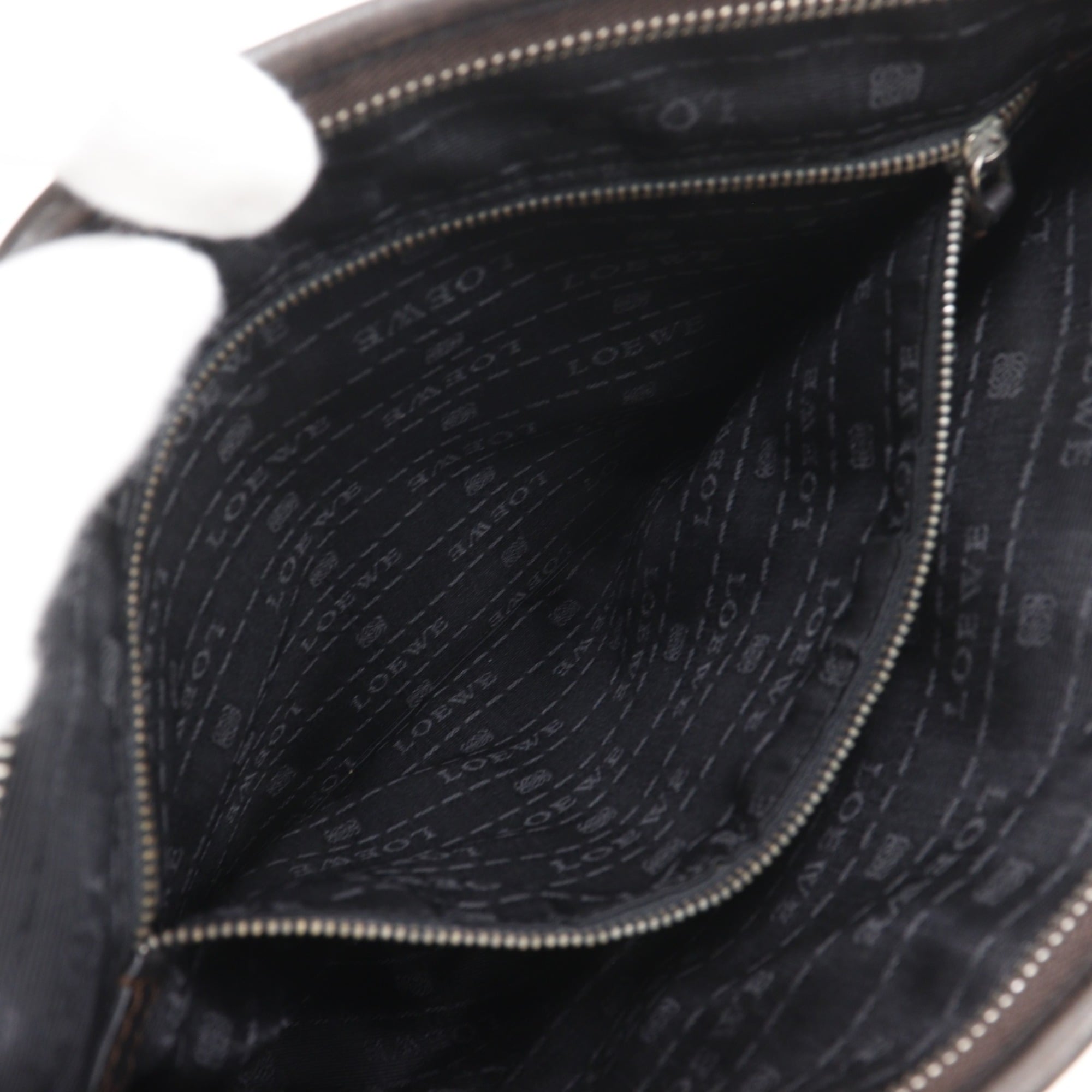 Loewe Black Leather Shoulder Bag (Pre-Owned)