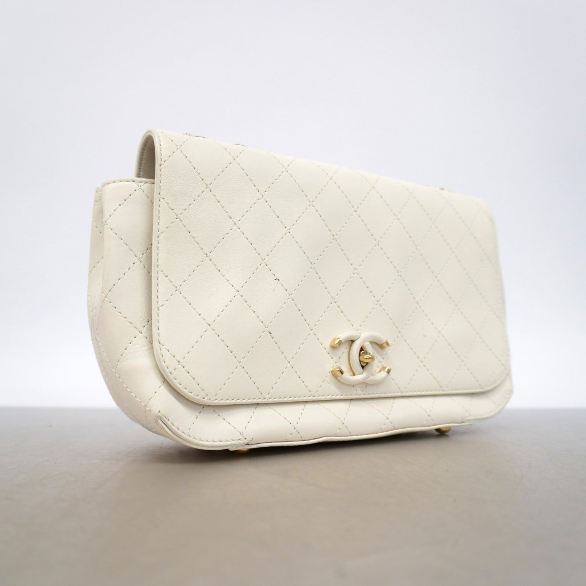 Chanel White Leather Shoulder Bag (Pre-Owned)