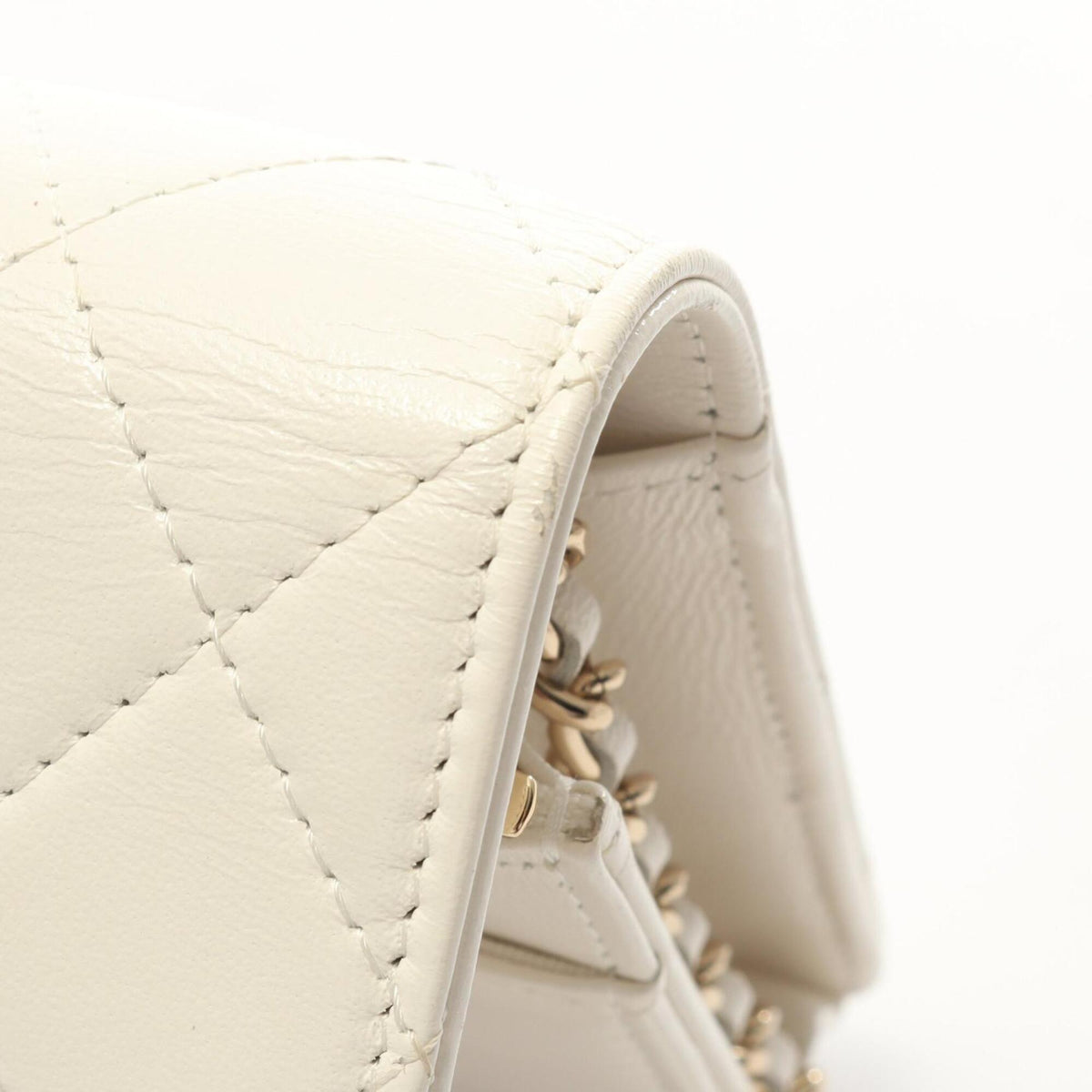 Chanel Matelasse White Leather Shoulder Bag (Pre-Owned)