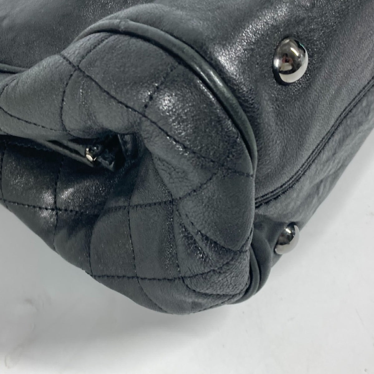 Chanel Black Leather Shoulder Bag (Pre-Owned)