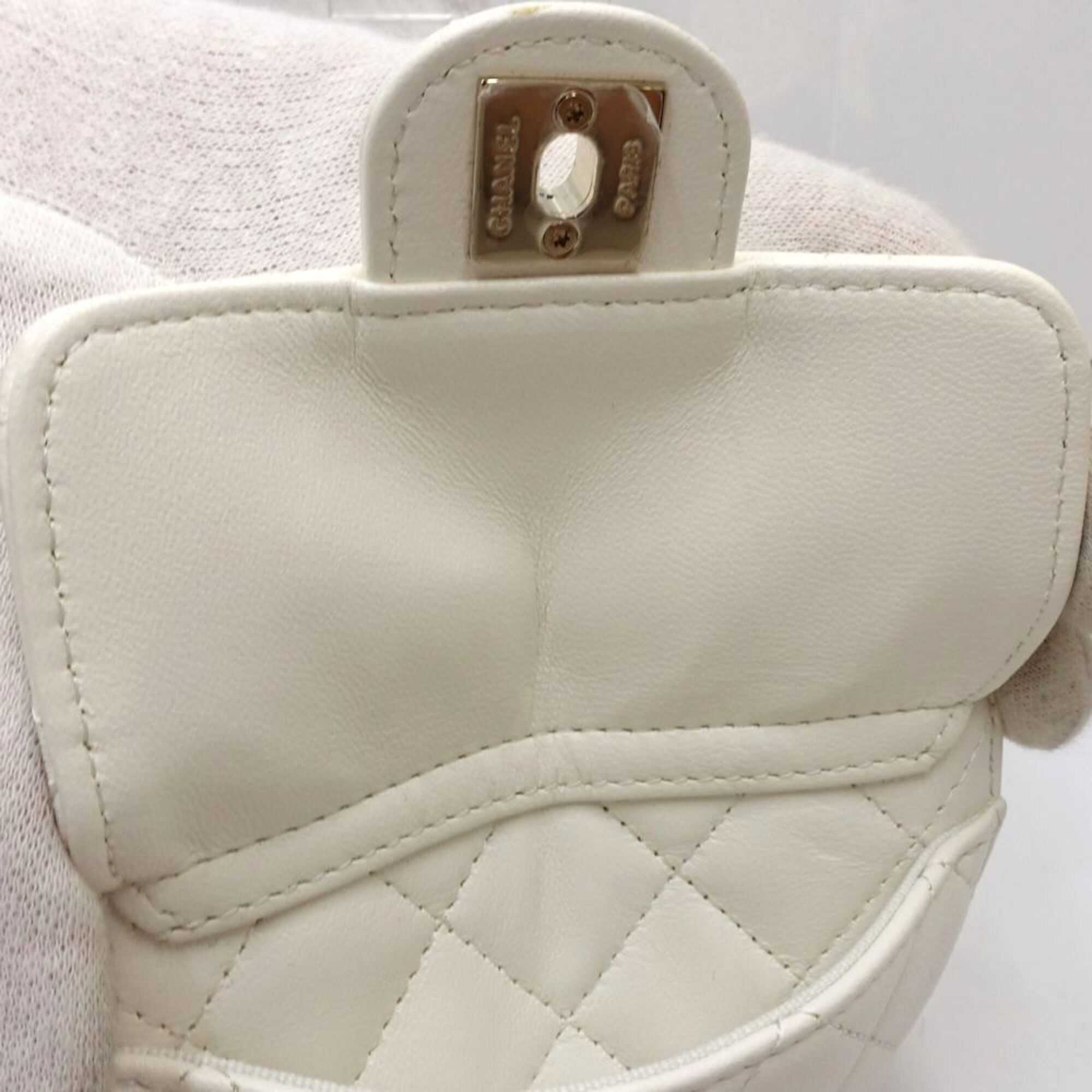 Chanel White Leather Fanny Pack Sling Bag (Pre-Owned)