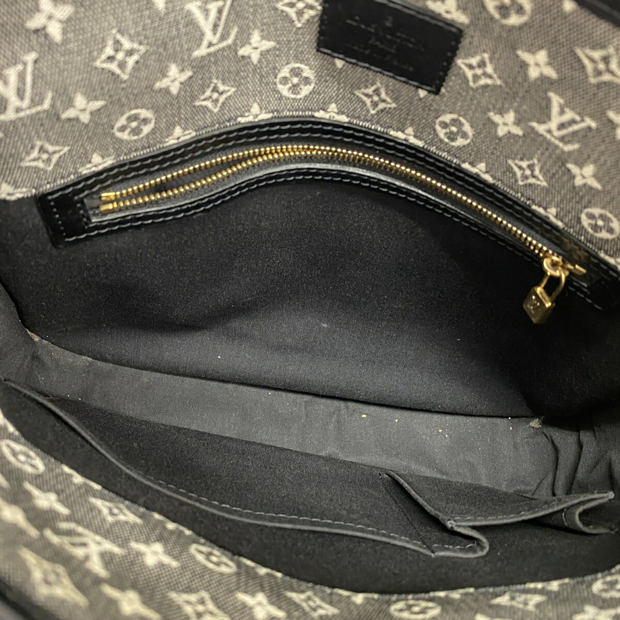 Louis Vuitton Noir Shoulder Bag (Pre-Owned)