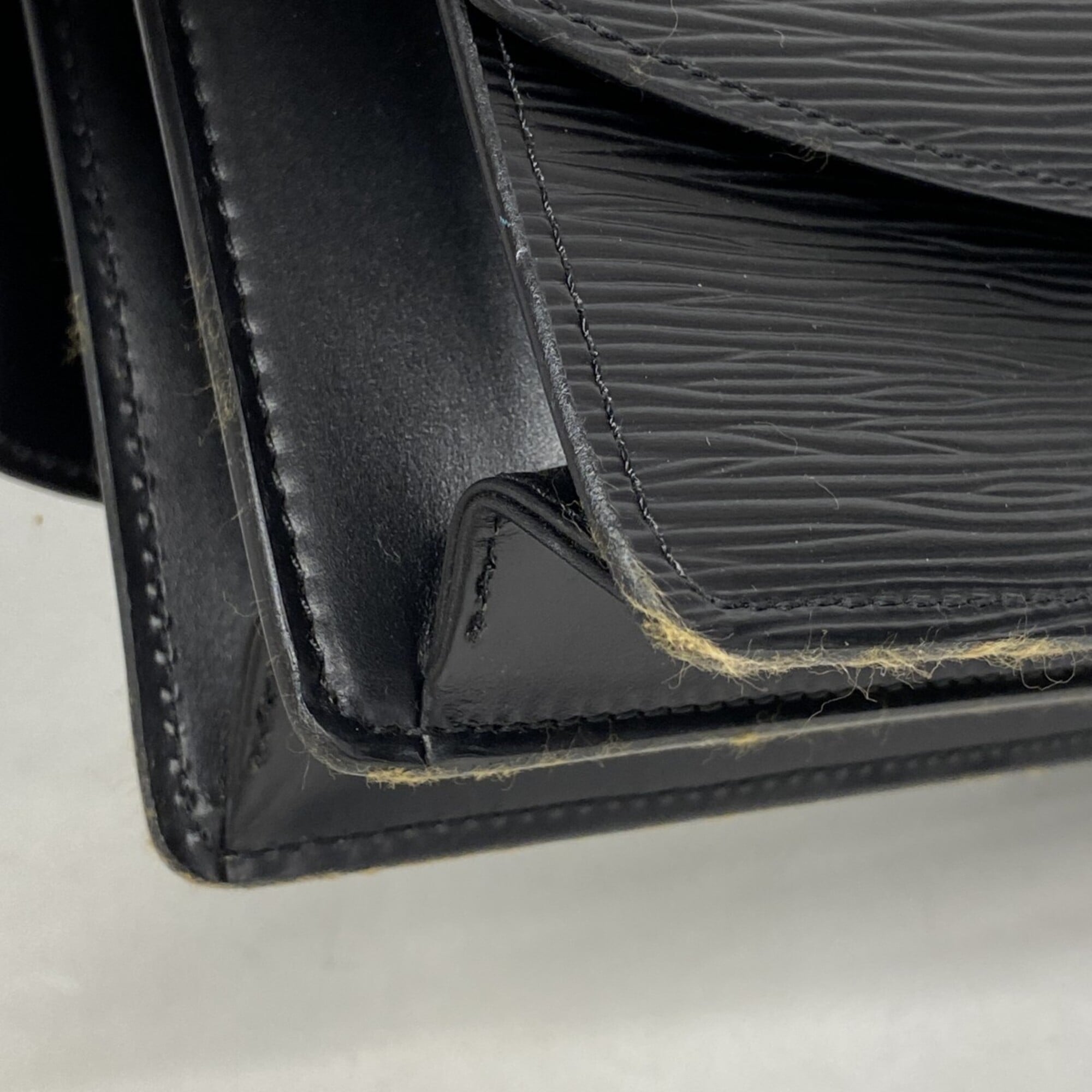 Louis Vuitton Noir Shoulder Bag (Pre-Owned)