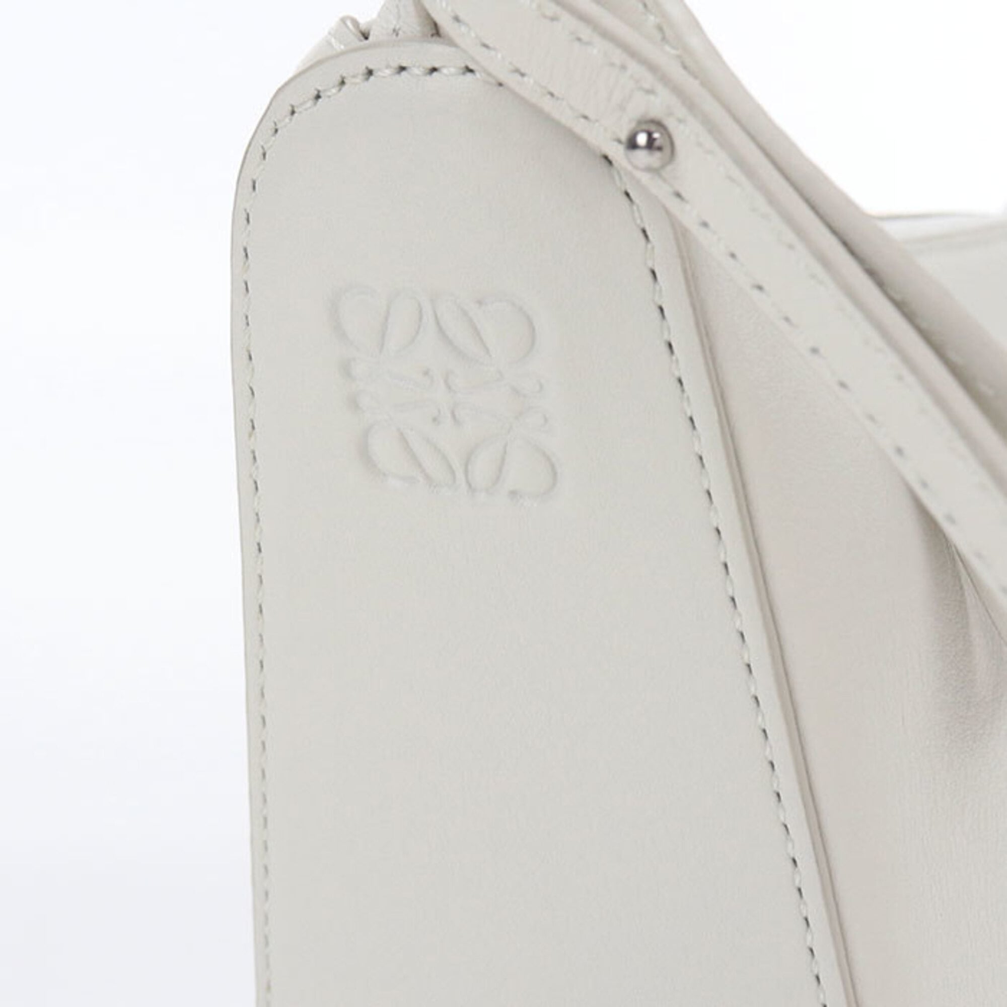 Loewe White Leather Shoulder Bag (Pre-Owned)