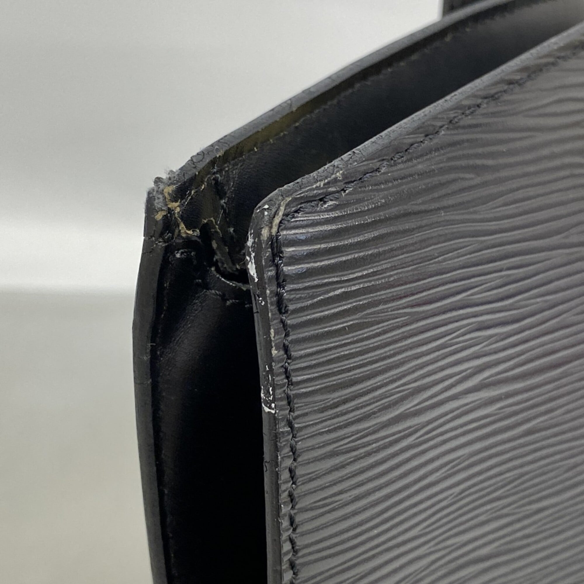 Louis Vuitton Noir Handbag (Pre-Owned)