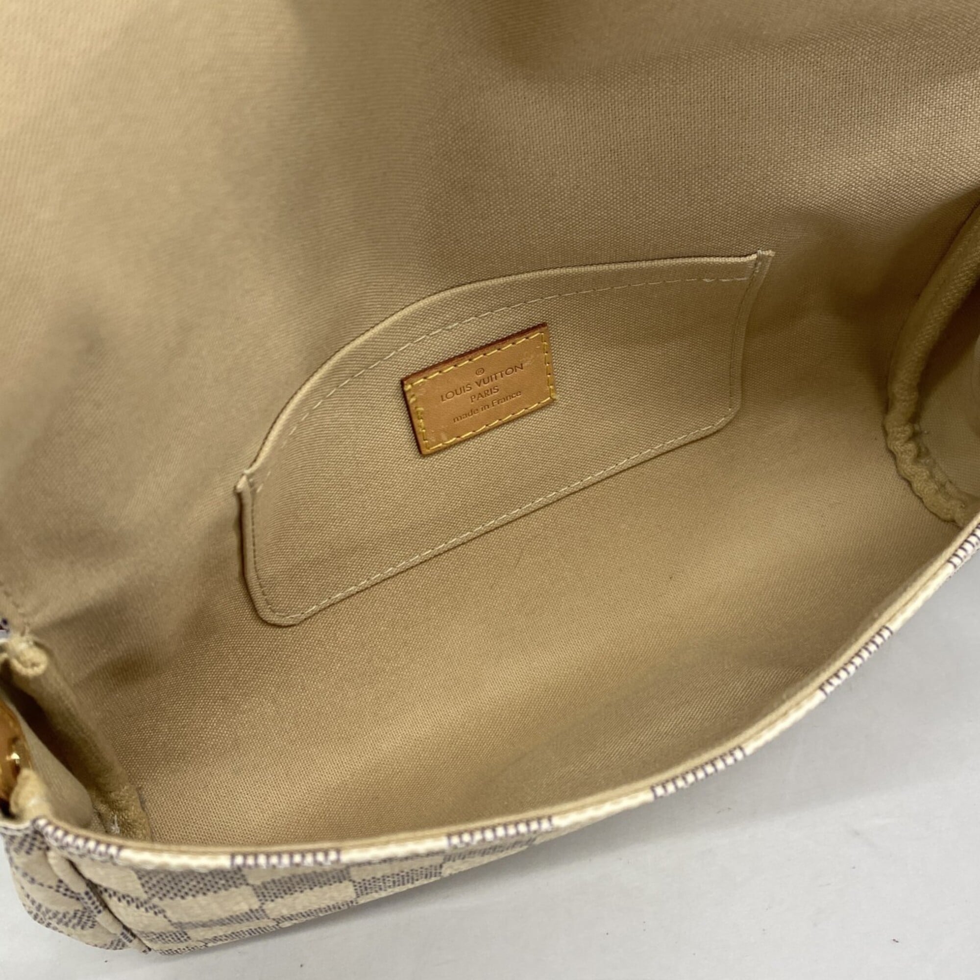 Louis Vuitton White Shoulder Bag (Pre-Owned)