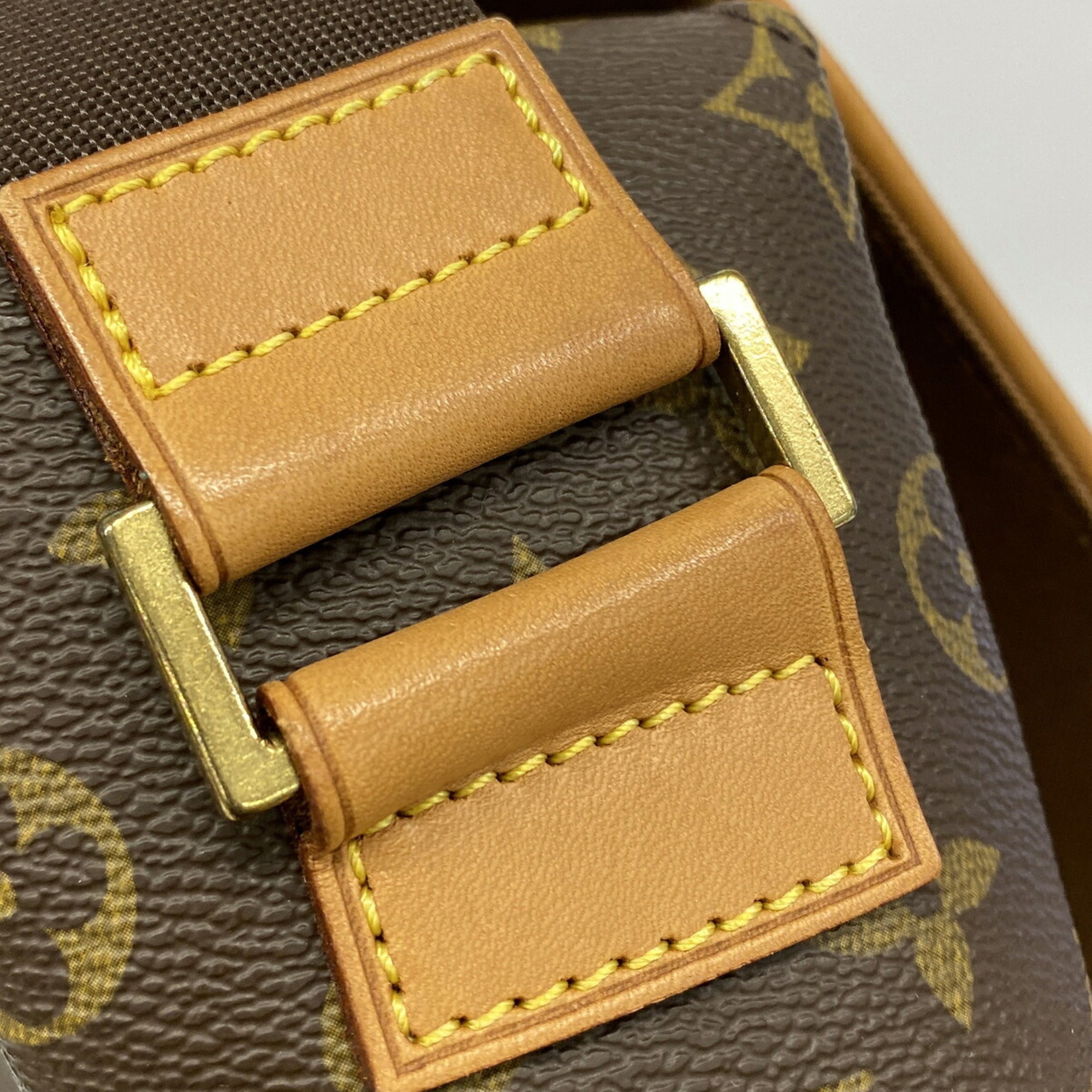 Louis Vuitton Brown Shoulder Bag (Pre-Owned)
