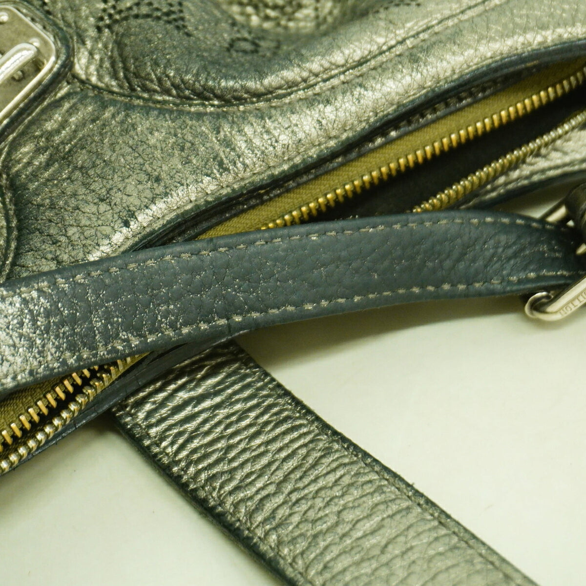 Louis Vuitton Argent Shoulder Bag (Pre-Owned)