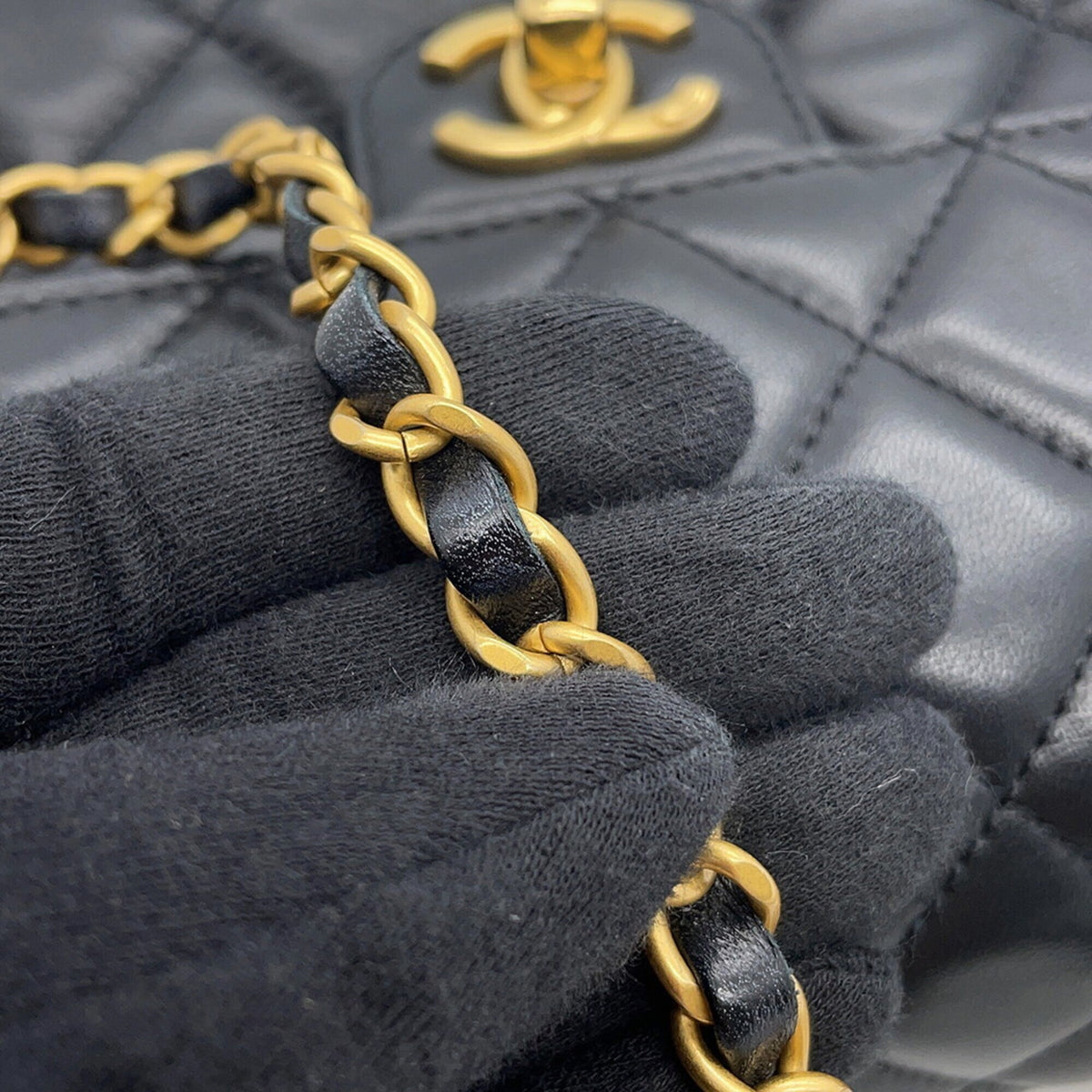 Chanel Black Leather Shoulder Bag (Pre-Owned)