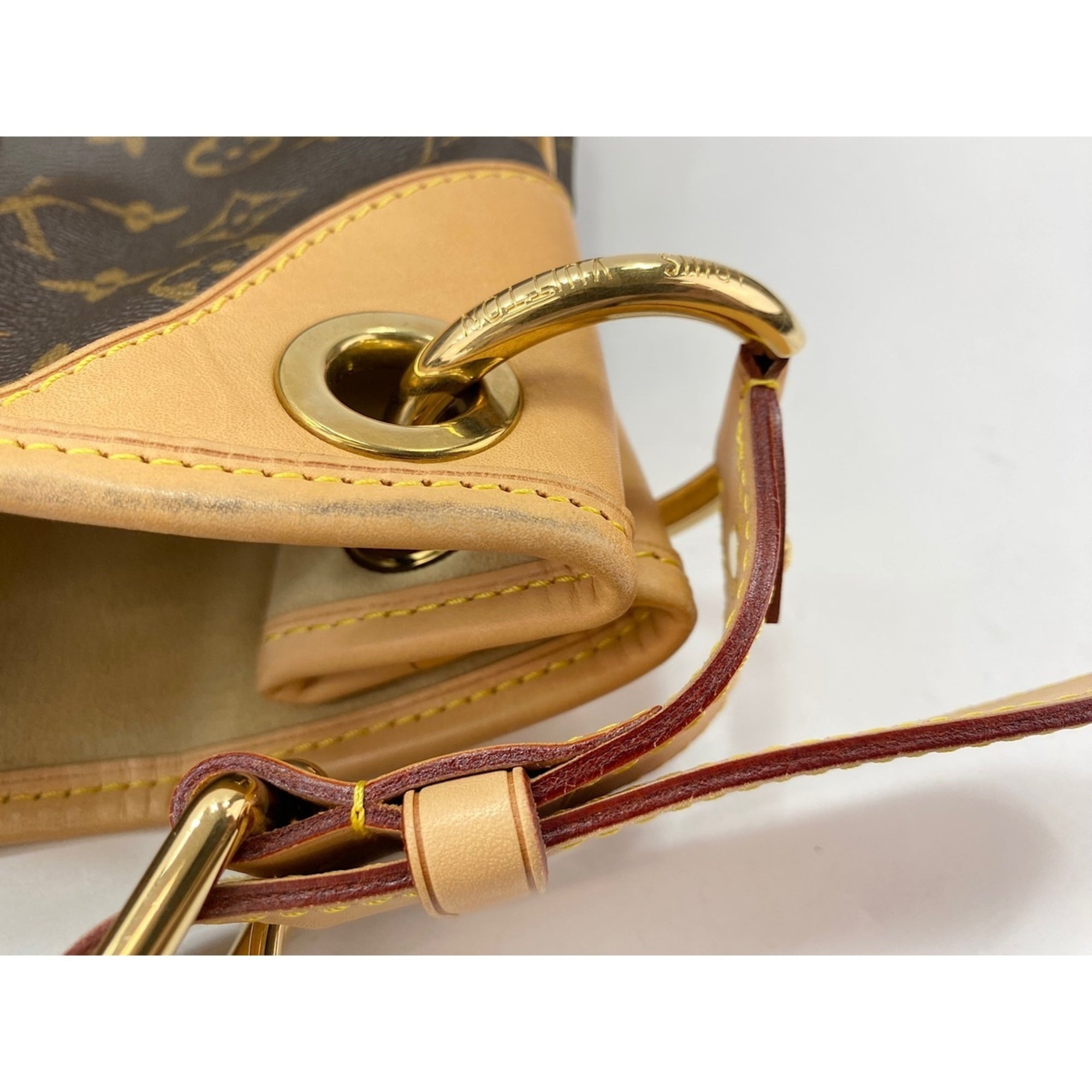Louis Vuitton Brown Shoulder Bag (Pre-Owned)