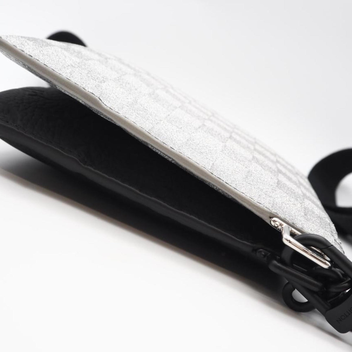 Louis Vuitton Black Silver Leather Shoulder Bag (Pre-Owned)