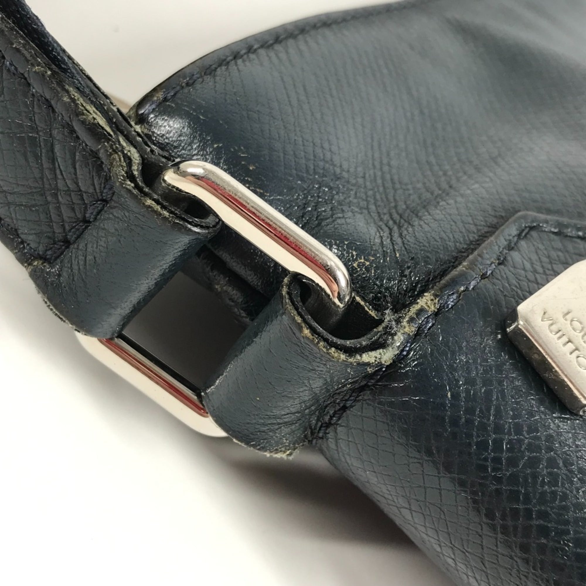 Louis Vuitton Navy Taiga Leather Pochette Shoulder Bag (Pre-Owned)