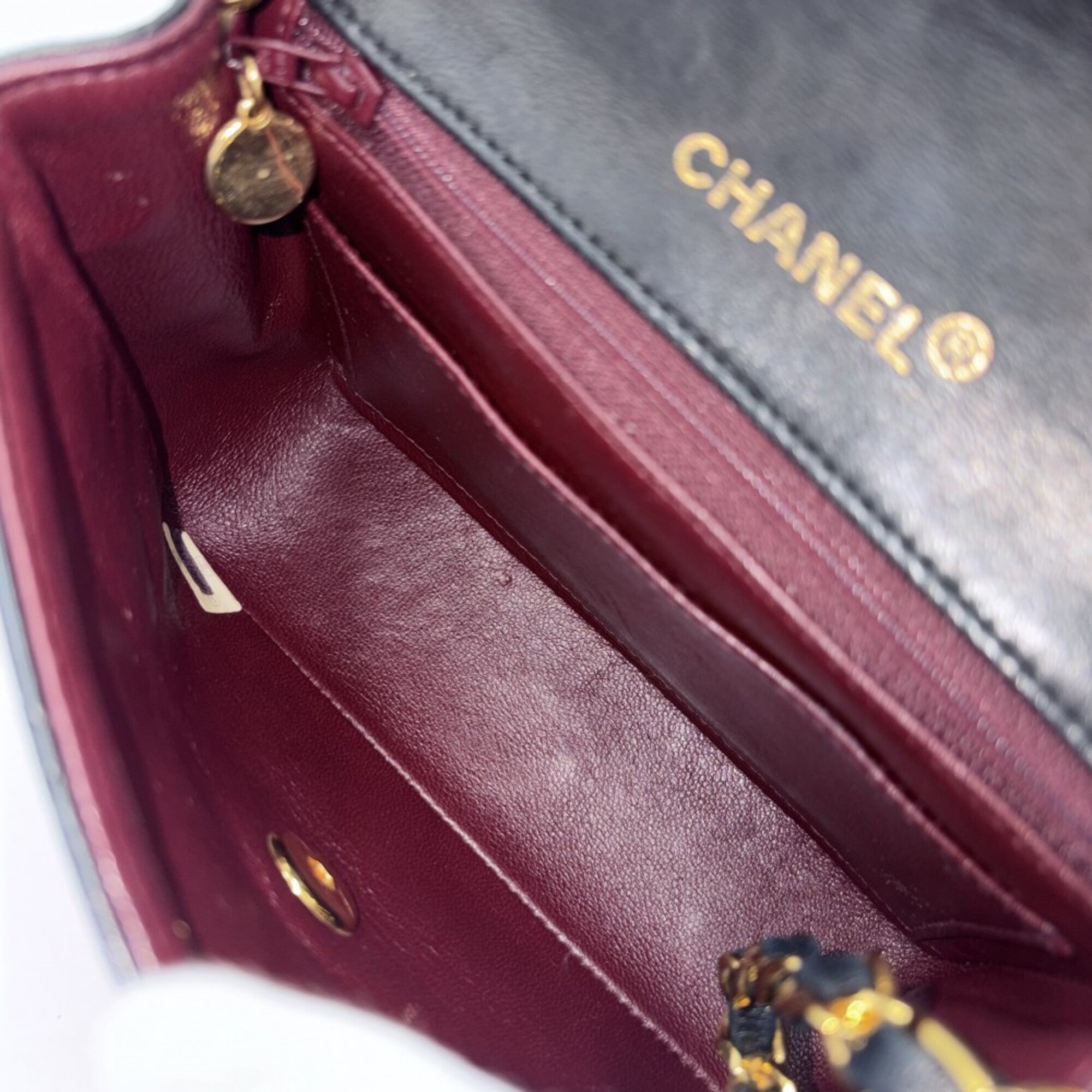 Chanel Black Leather Shoulder Bag (Pre-Owned)