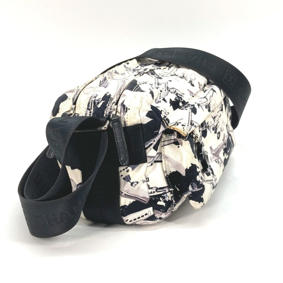 Chanel Black Cloth Shoulder Bag (Pre-Owned)