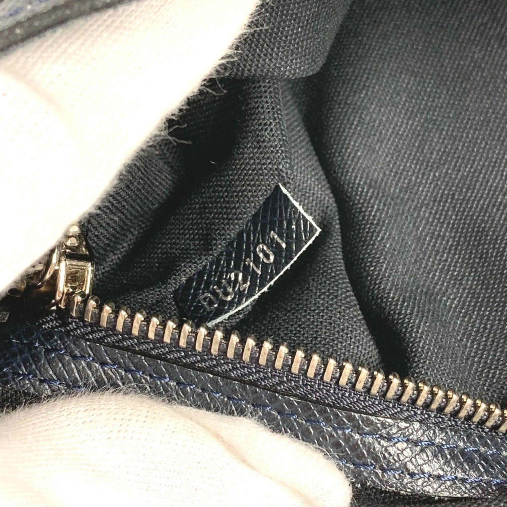 Louis Vuitton Boreal Galle Navy Taiga Leather Messenger Bag Shoulder Bag (Pre-Owned)