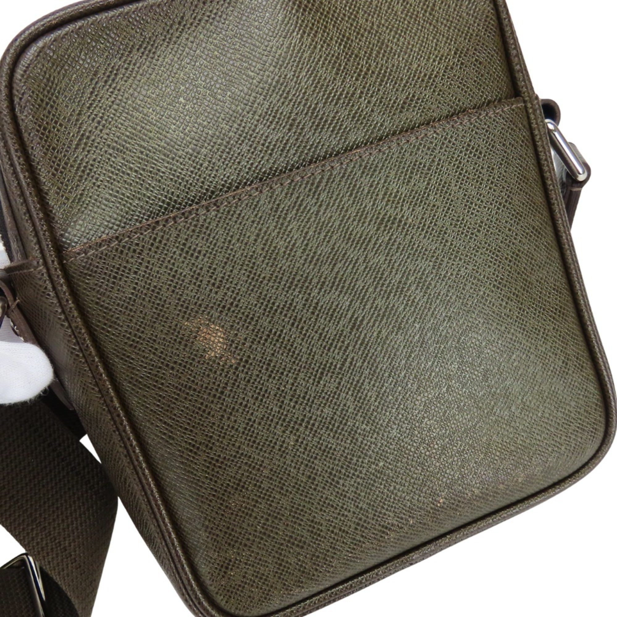 Louis Vuitton Taiga Brown Grizzly Taiga Leather Shoulder Bag (Pre-Owned)