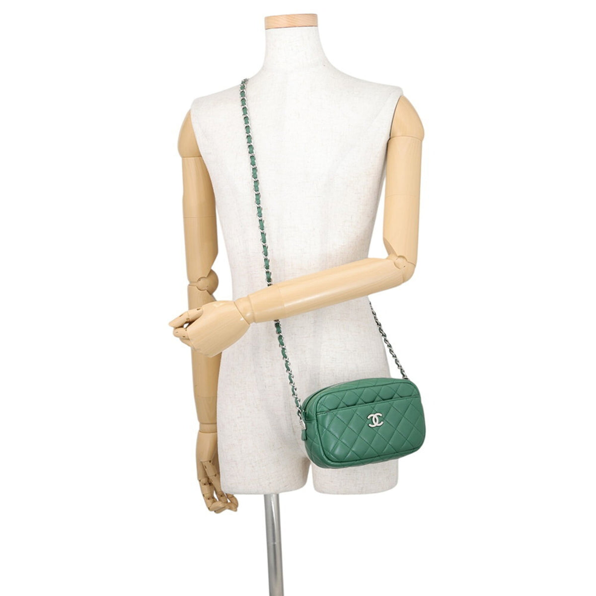 Chanel Matelasse Green Leather Pochette Shoulder Bag (Pre-Owned)