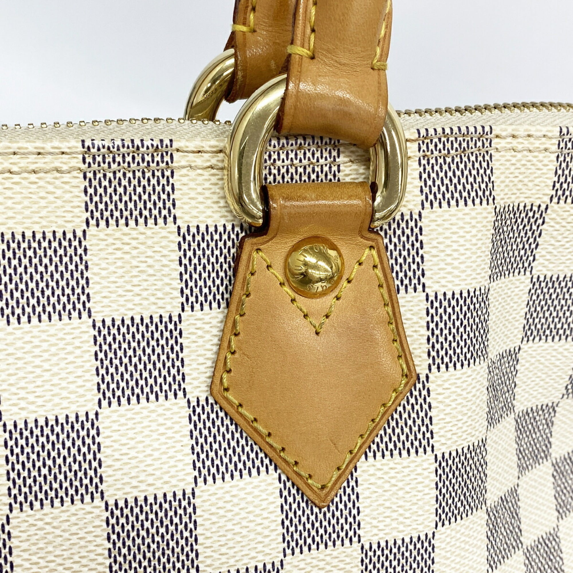 Louis Vuitton White Handbag (Pre-Owned)