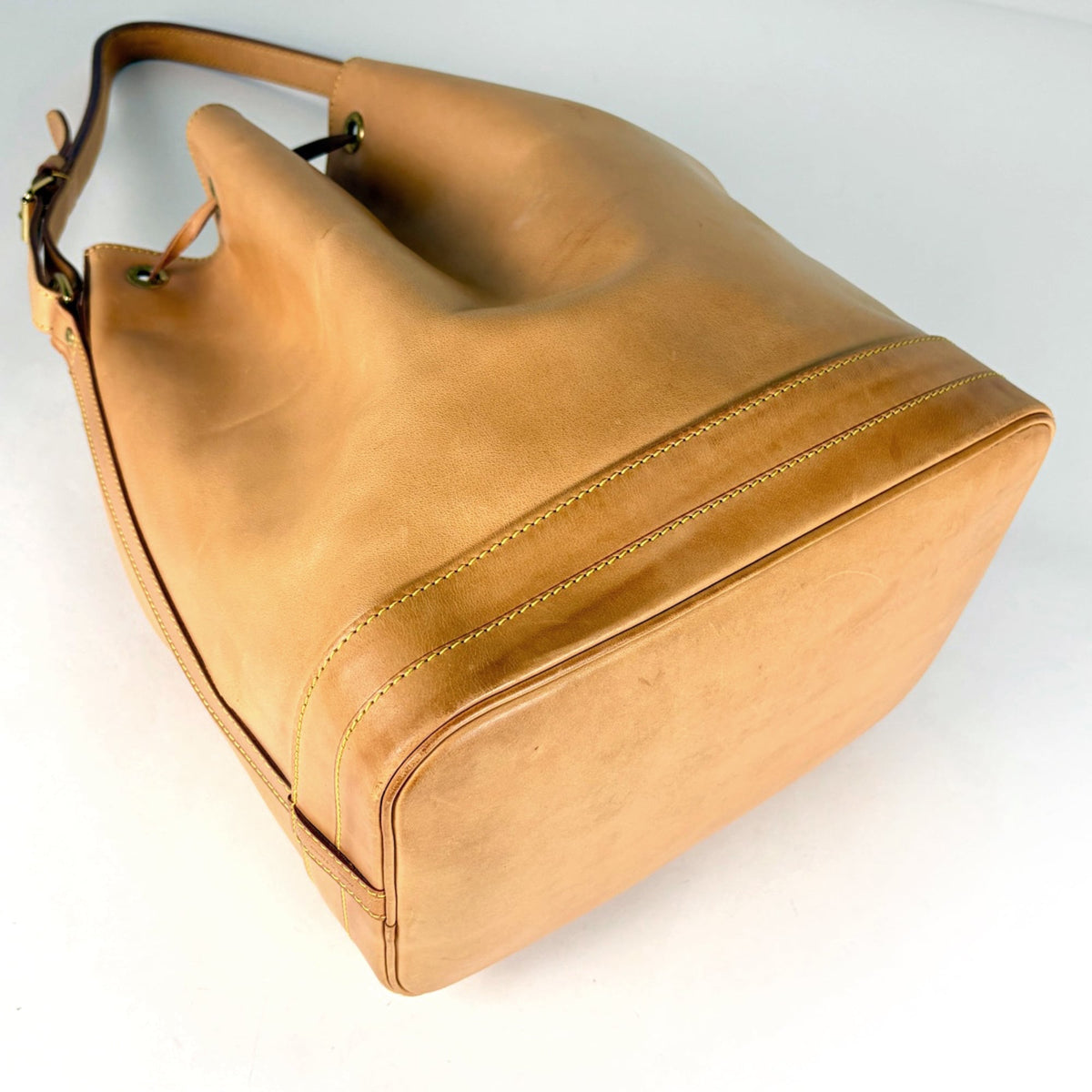 Louis Vuitton Beige Leather Shoulder Bag (Pre-Owned)