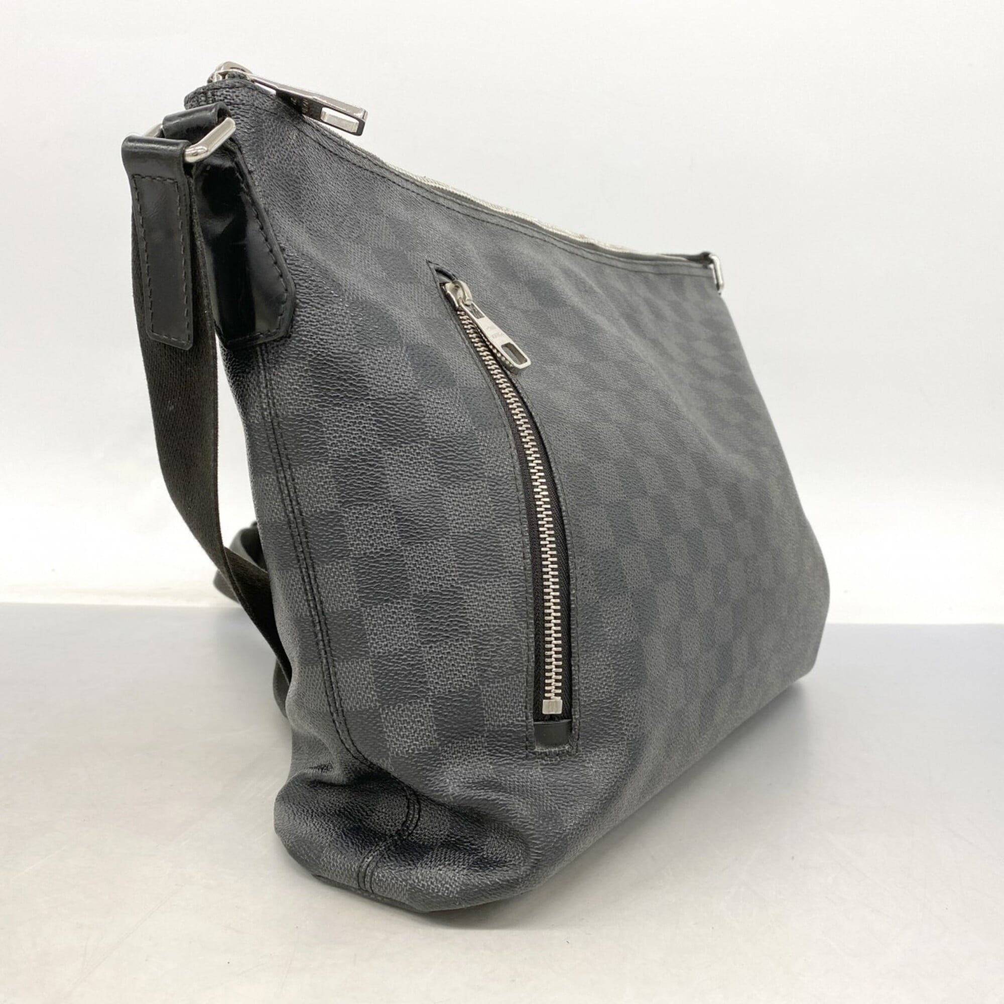 Louis Vuitton Black Shoulder Bag (Pre-Owned)