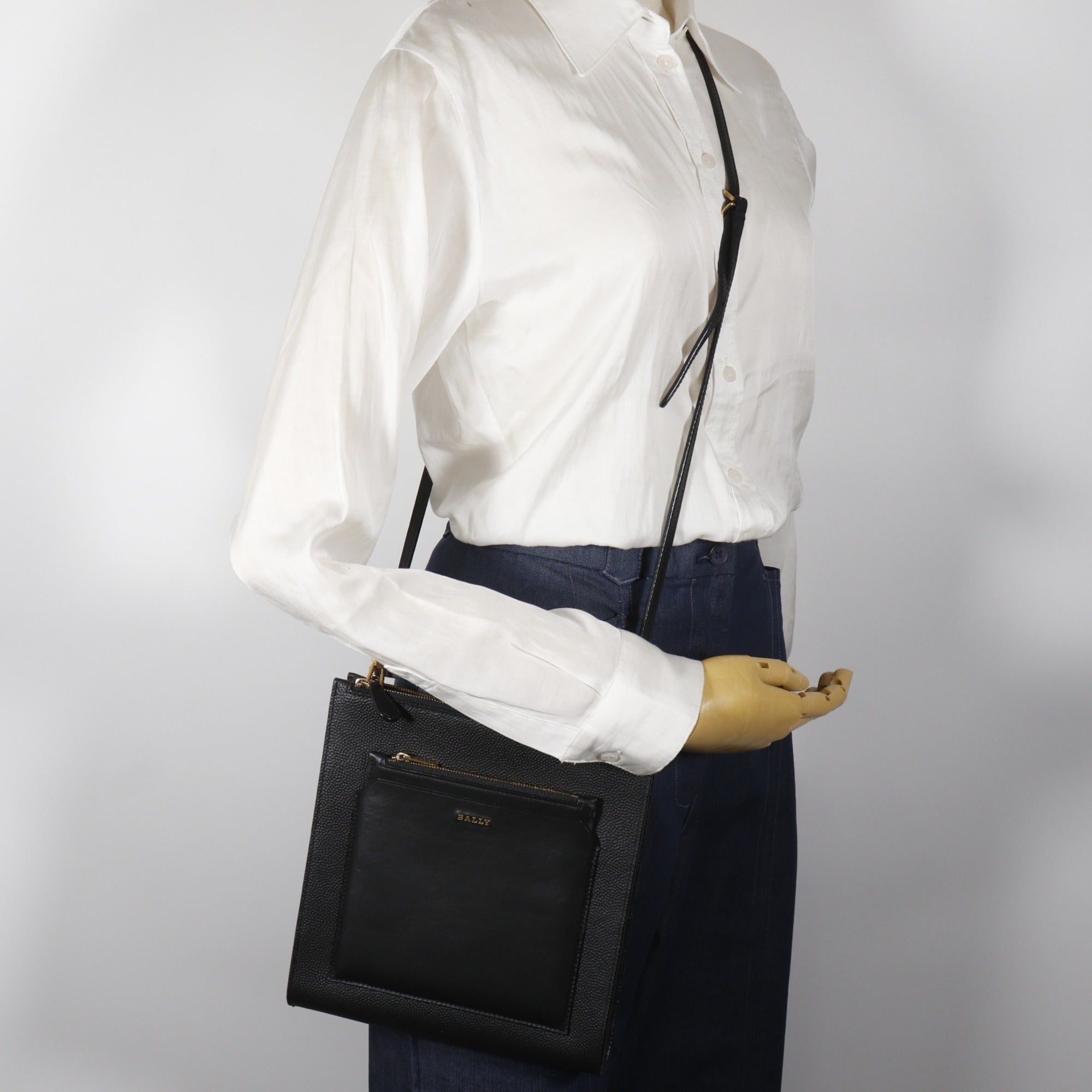 Bally Black Leather Shoulder Bag (Pre-Owned)