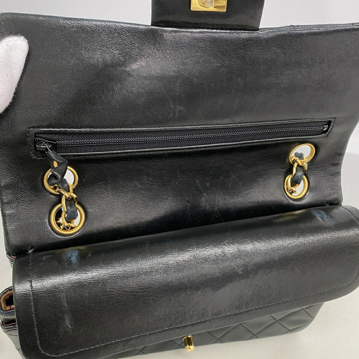 Chanel Black Leather Shoulder Bag (Pre-Owned)