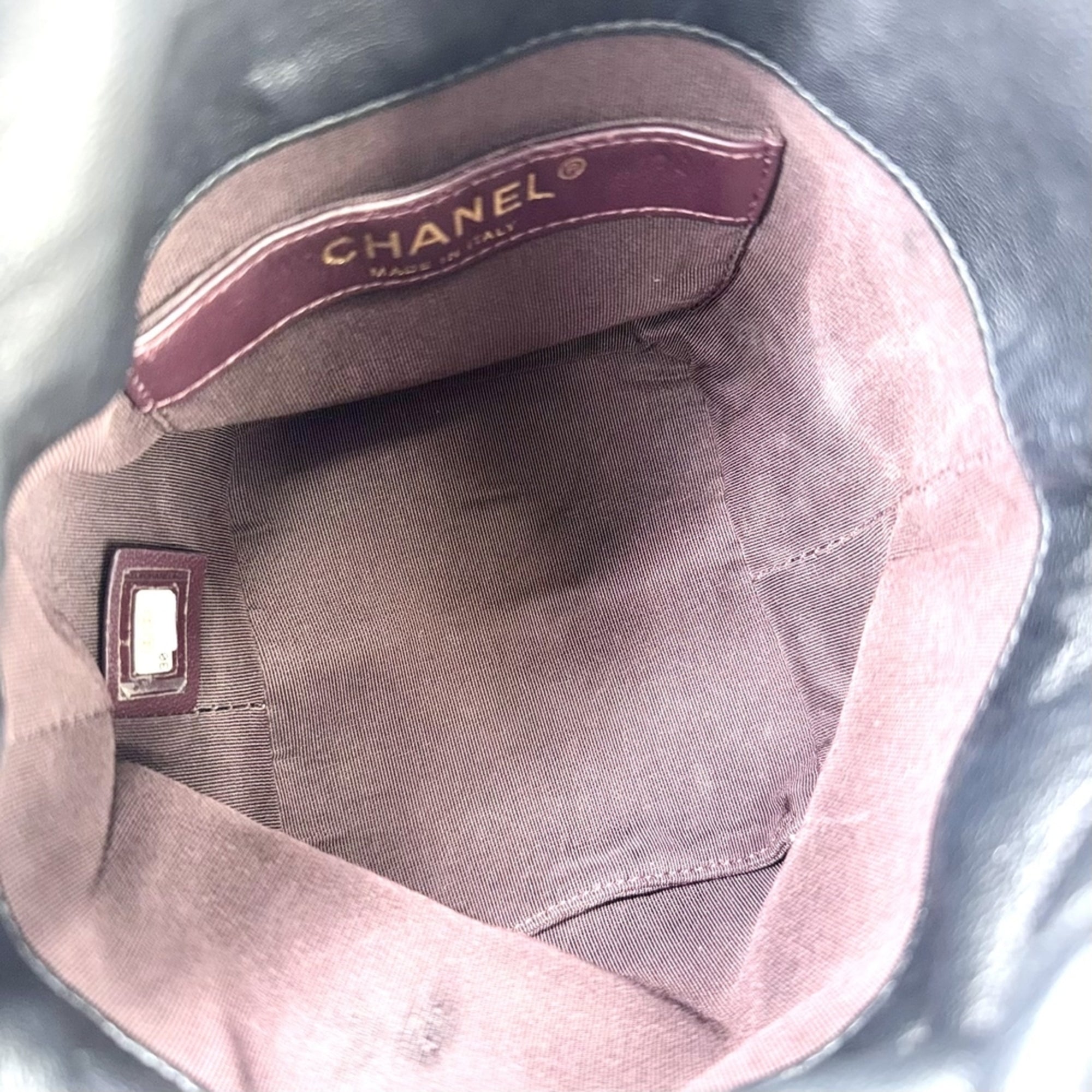 Chanel Black White Leather Shoulder Bag (Pre-Owned)