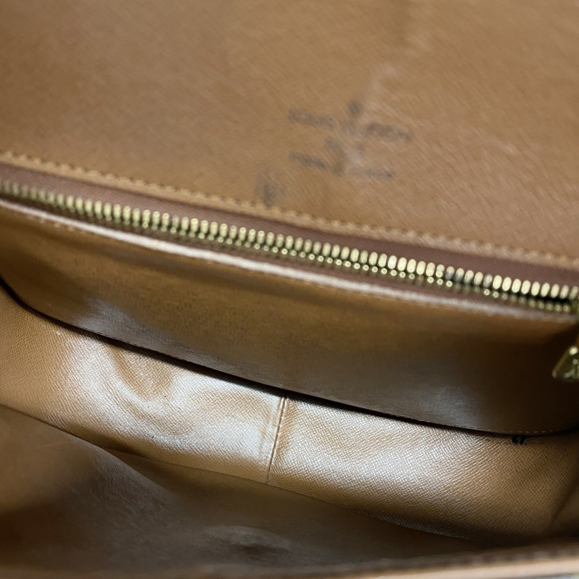 Louis Vuitton Brown Shoulder Bag (Pre-Owned)