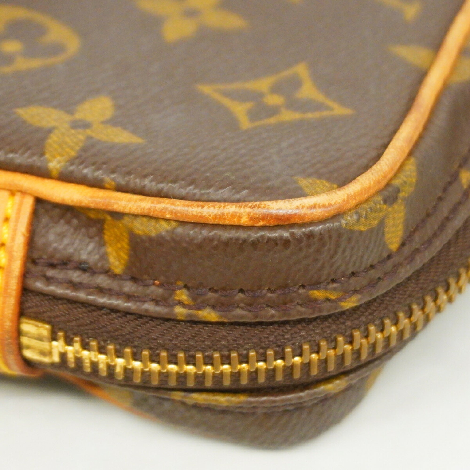Louis Vuitton Brown Clutch Bag (Pre-Owned)