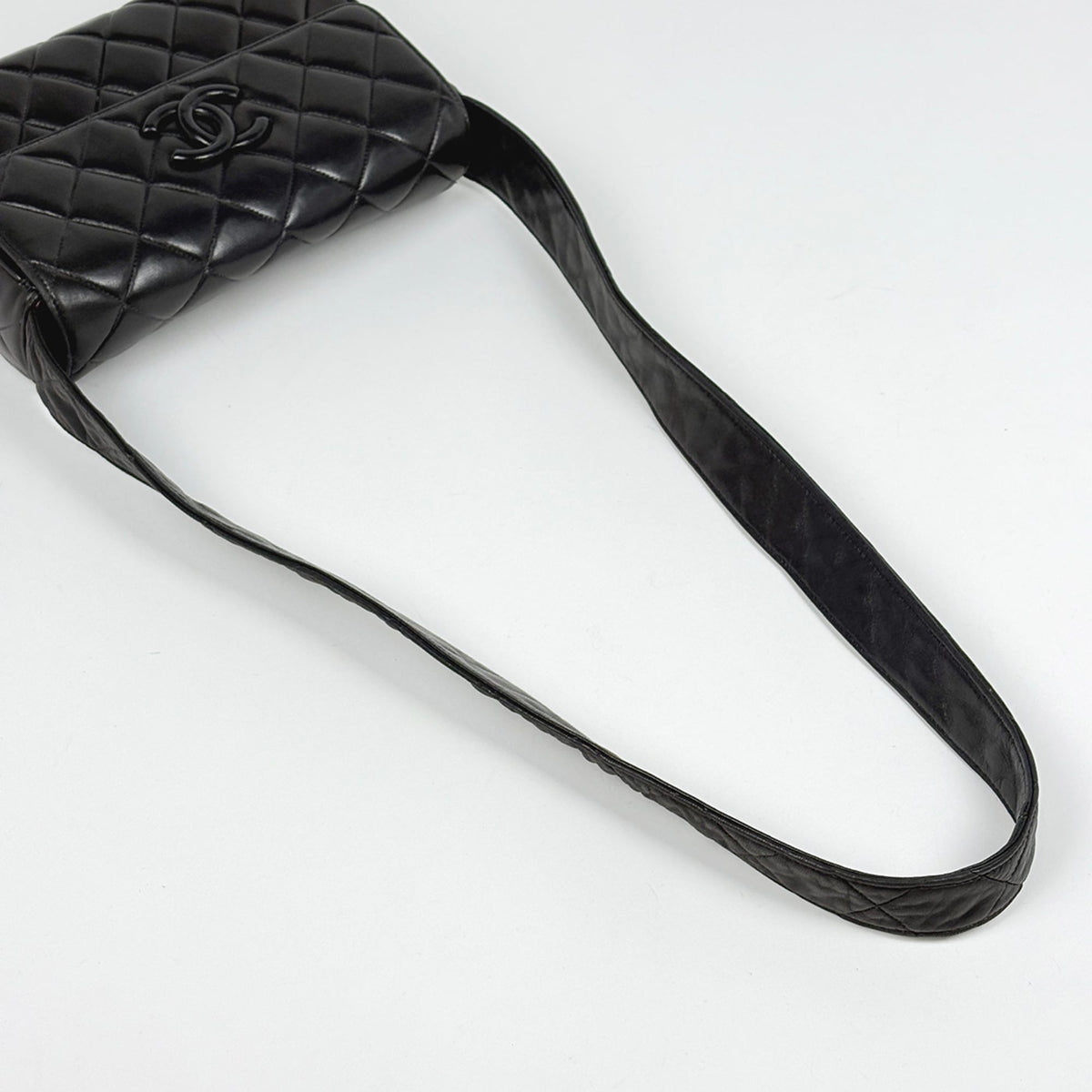 Chanel Matelasse Black Leather Shoulder Bag (Pre-Owned)
