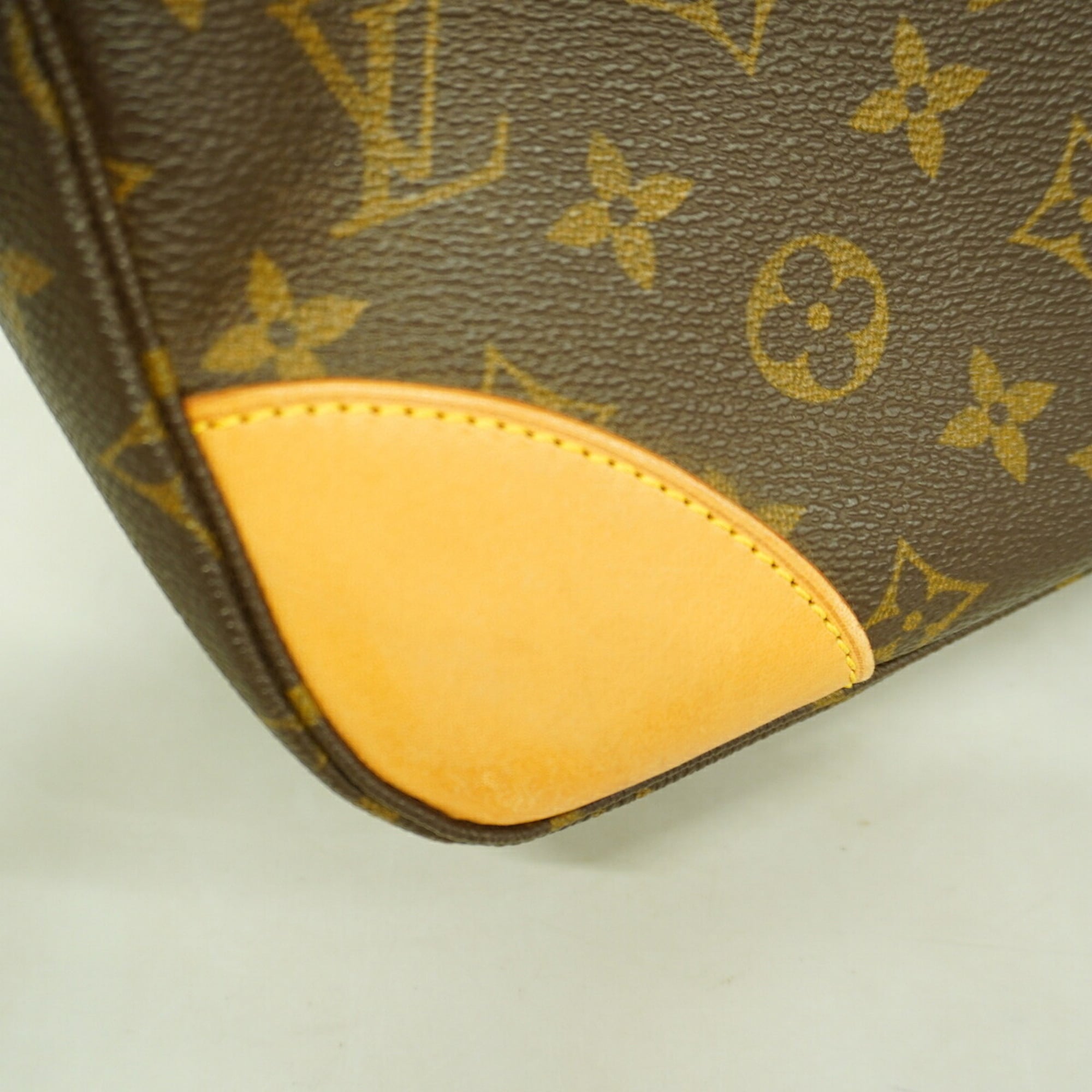 Louis Vuitton Brown Shoulder Bag (Pre-Owned)