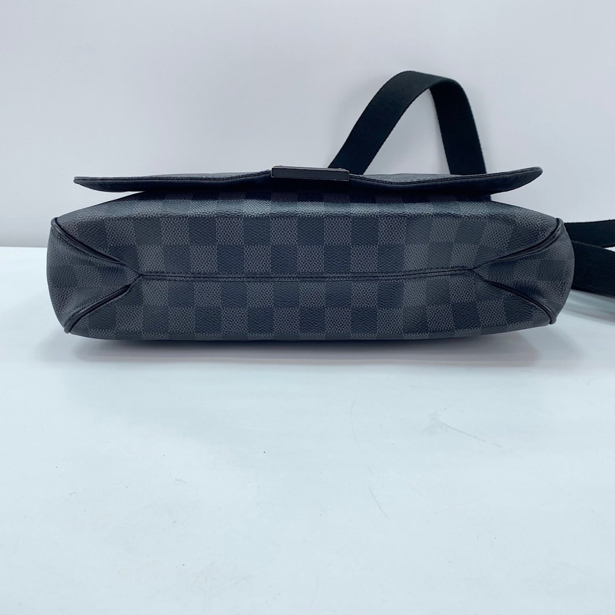 Louis Vuitton Black Shoulder Bag (Pre-Owned)