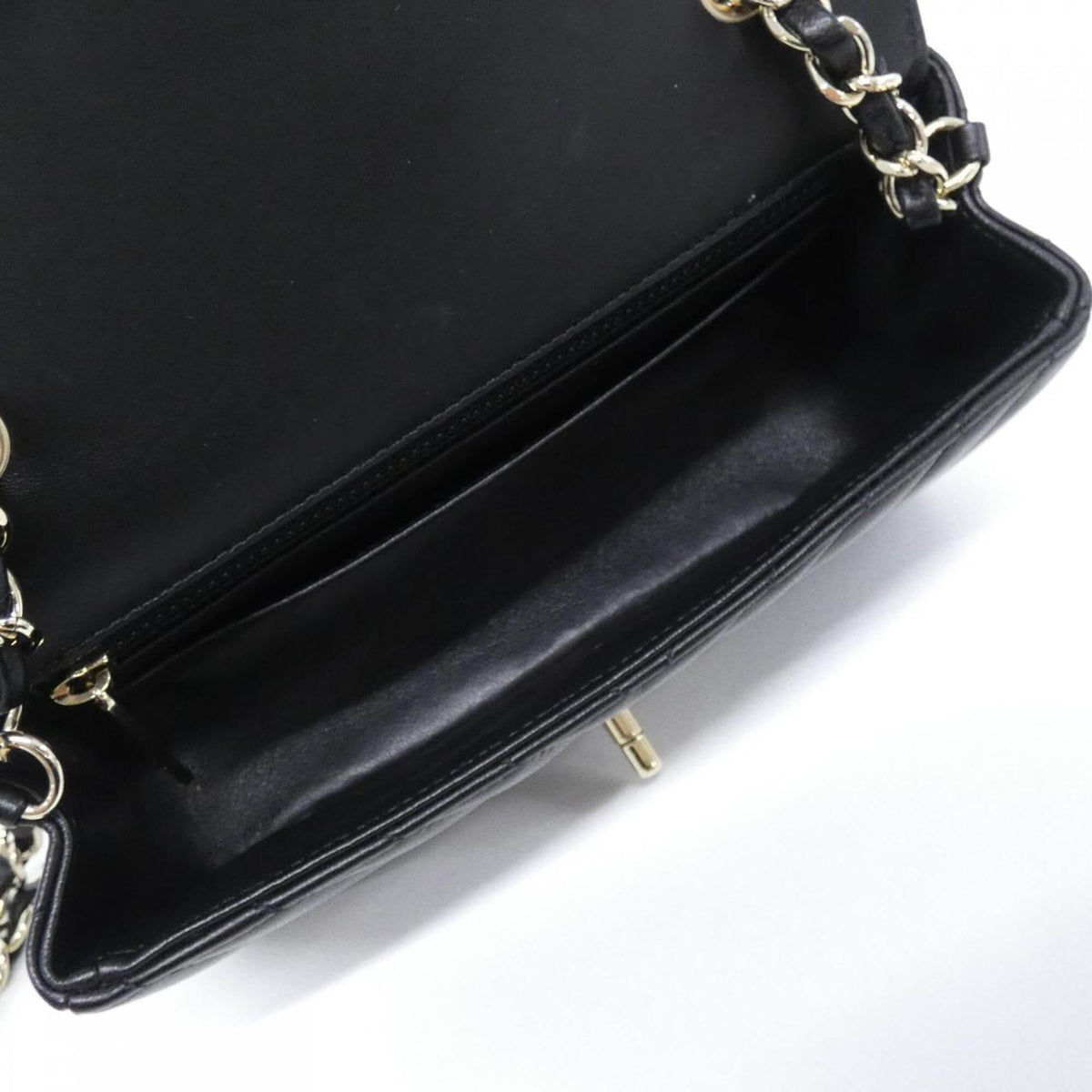 Chanel Black Leather Shoulder Bag (Pre-Owned)