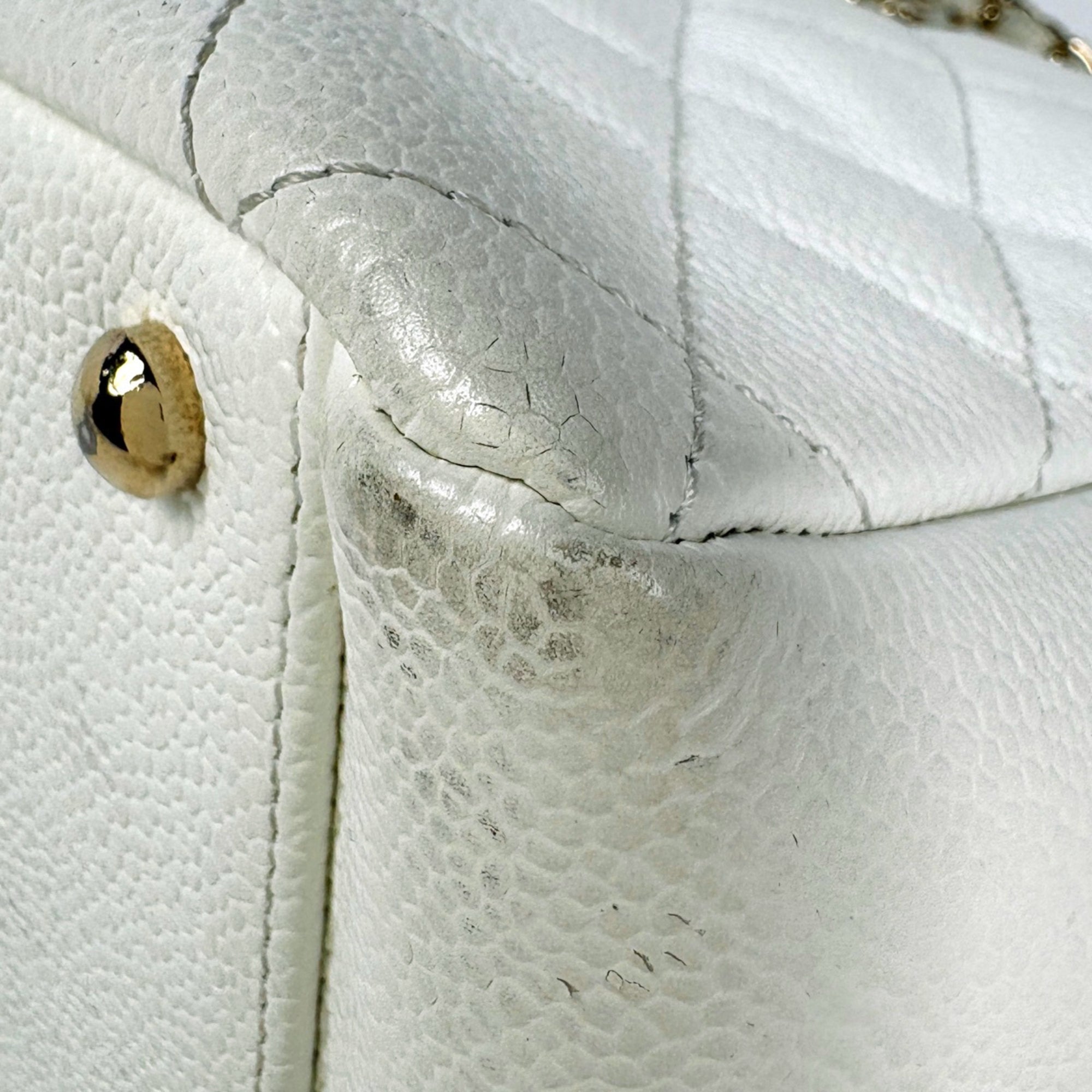 Chanel Matelasse White Grained Calfskin Shoulder Bag Tote Bag (Pre-Owned)